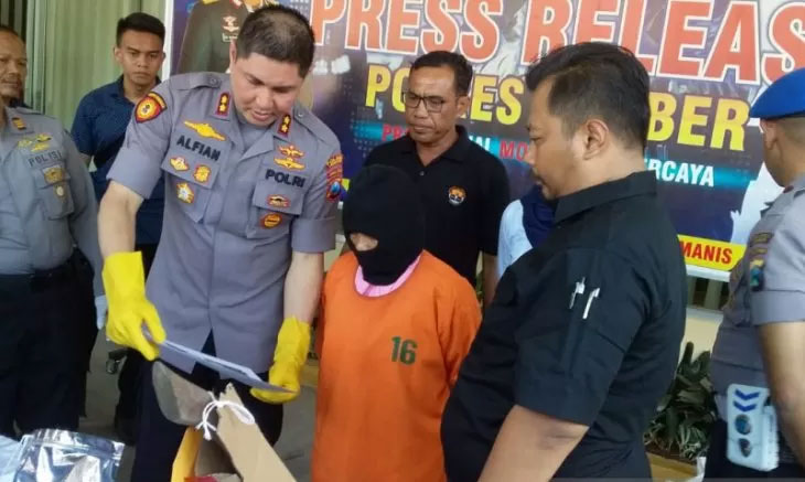 Kapolres Jember AKBP Alfian Nurrizal (tengah) berbincang dengan tersangka BS (istri korban) saat pers rilis di Mapolres Jember, Kamis (7/10/