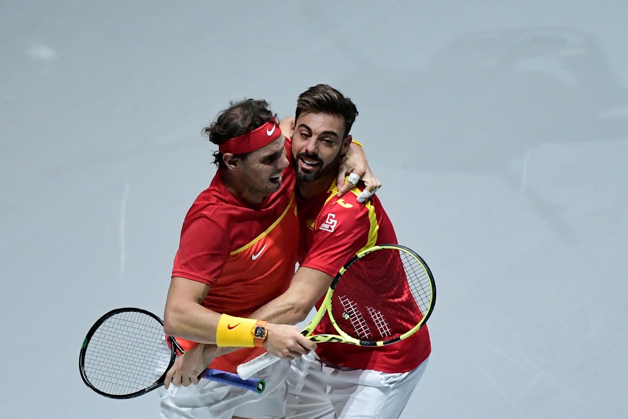 Petenis Spanyol Rafael Nadal (kiri) dan Marcel Granollers (kanan) selebrasi usai memenangkan tiket ke semifinal Piala Davis 2019