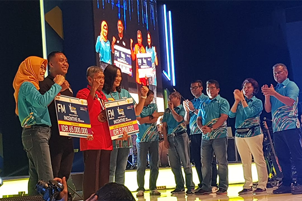 Dirut PLN memberikan insentif bagi pemenang Electric Jakarta Marathon 2019