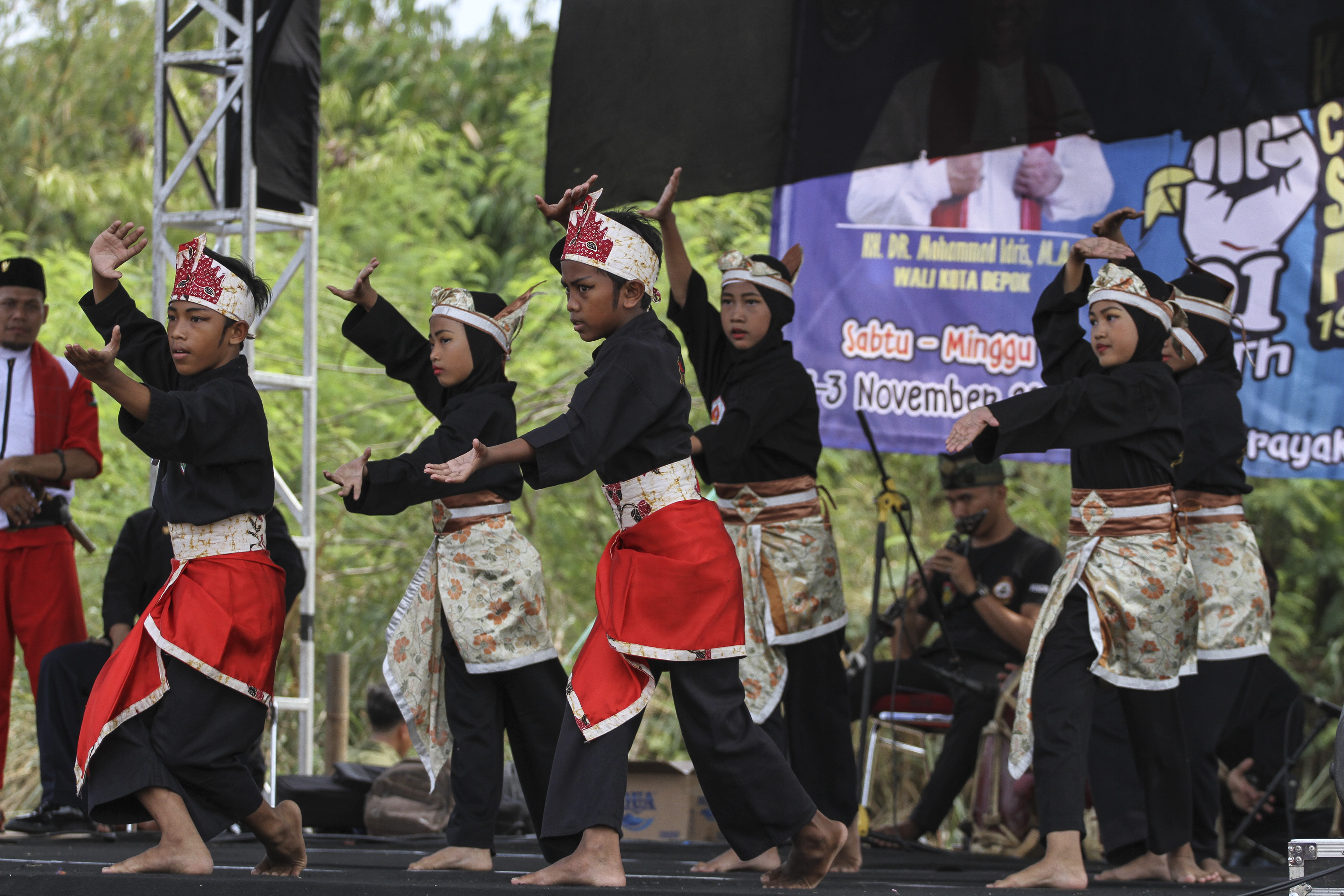 Pesilat menampilkan jurus saat acara festival pencak silat di Cinere, Depok, Jawa Barat (2/11/2019)