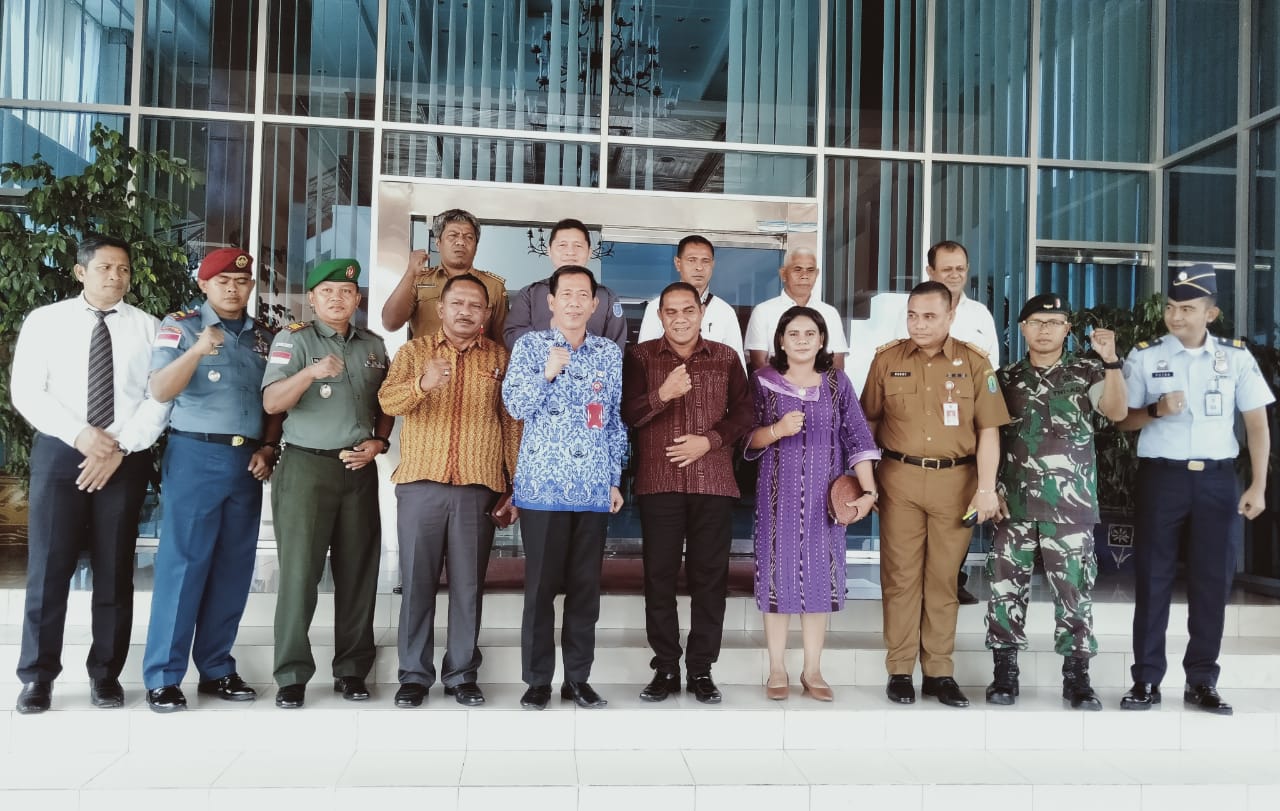 Bupati Flores Timur,  Antonius Gege Hadjon (tengah) mengadakan kunjungan kerja di Kabupaten Nunukan, Kaltara membahas pekerja migran.