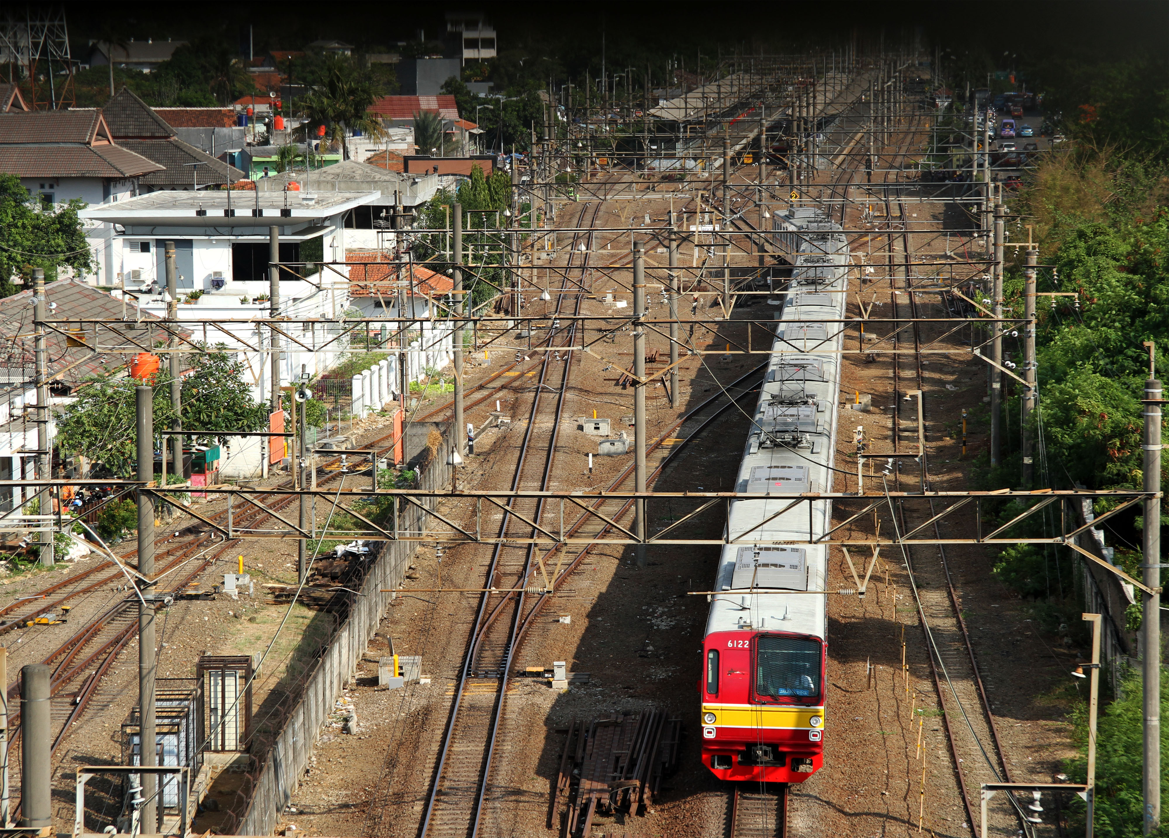 Rangkaian kereta rel listrik melintas di jalur rel Stasiun Bekasi, Jawa Barat