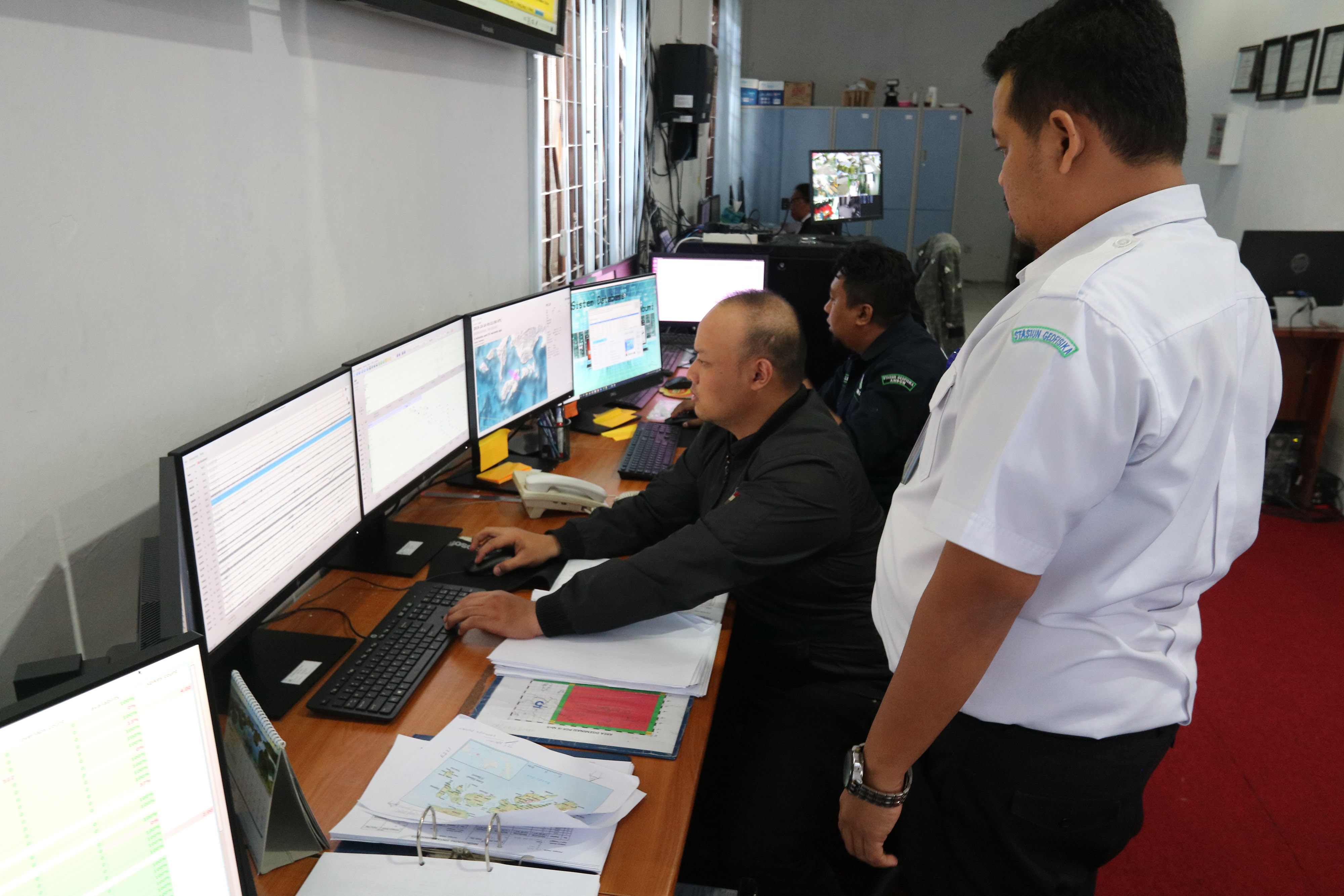Petugas BMKG Stasiun Geofisika Ambon memantau perkembangan gempa bumi yang mengguncang Pulau Ambon, Maluku, Kamis (10/10/2019)