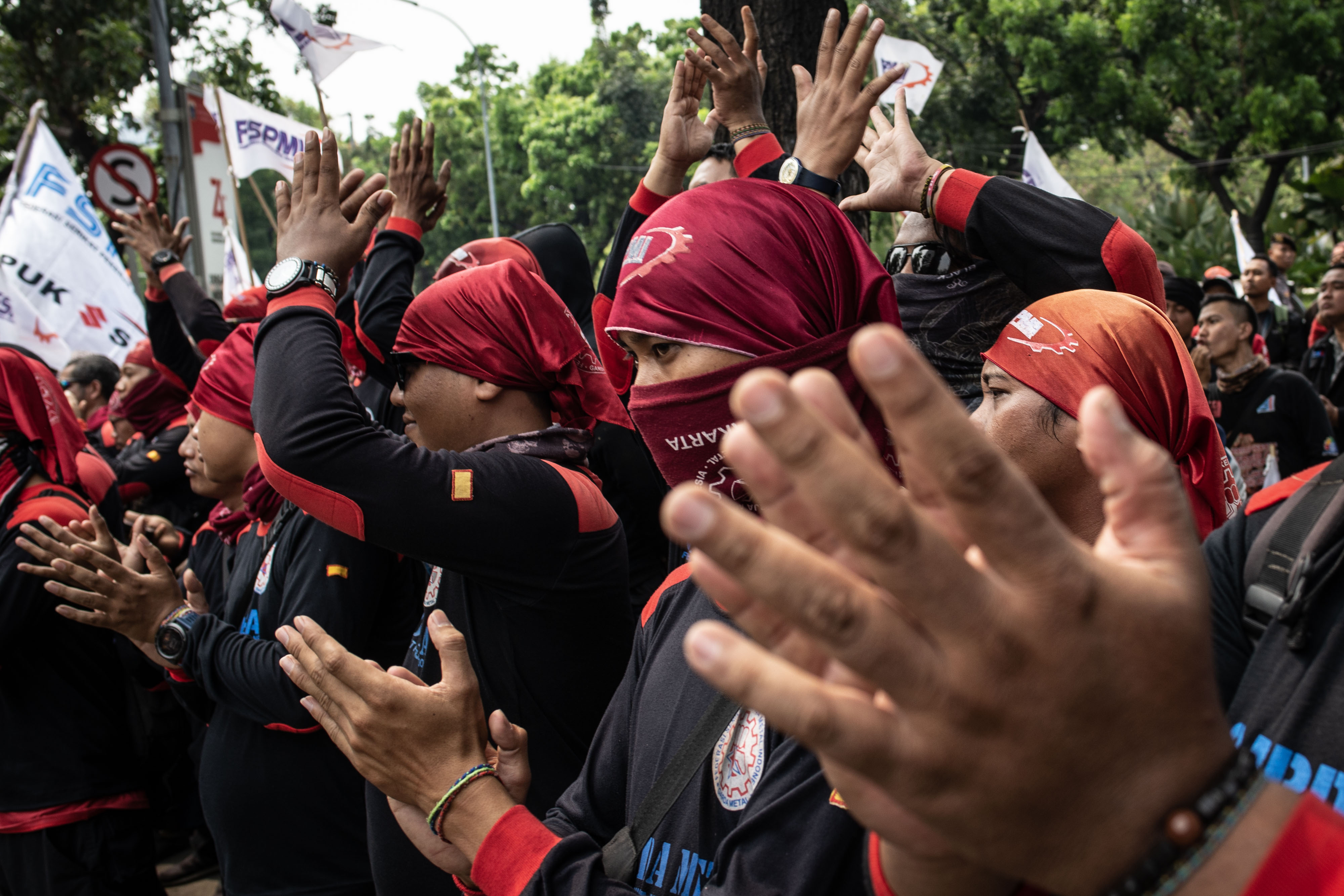 Sejumlah buruh yang tergabung dalam Konfederasi Serikat Pekerja Indonesia (KSPI) berunjuk rasa di depan Balai Kota, Jakarta, Rabu (30/10)