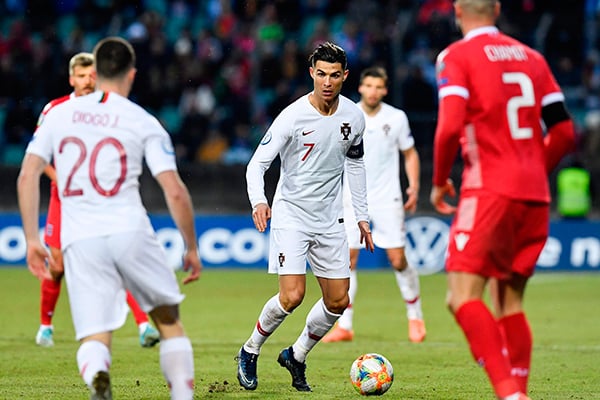 Pemain Portugal Cristiano Ronaldo (tengah) dalam pertandingan kualifikasi Piala Eropa melawan Luksemburg