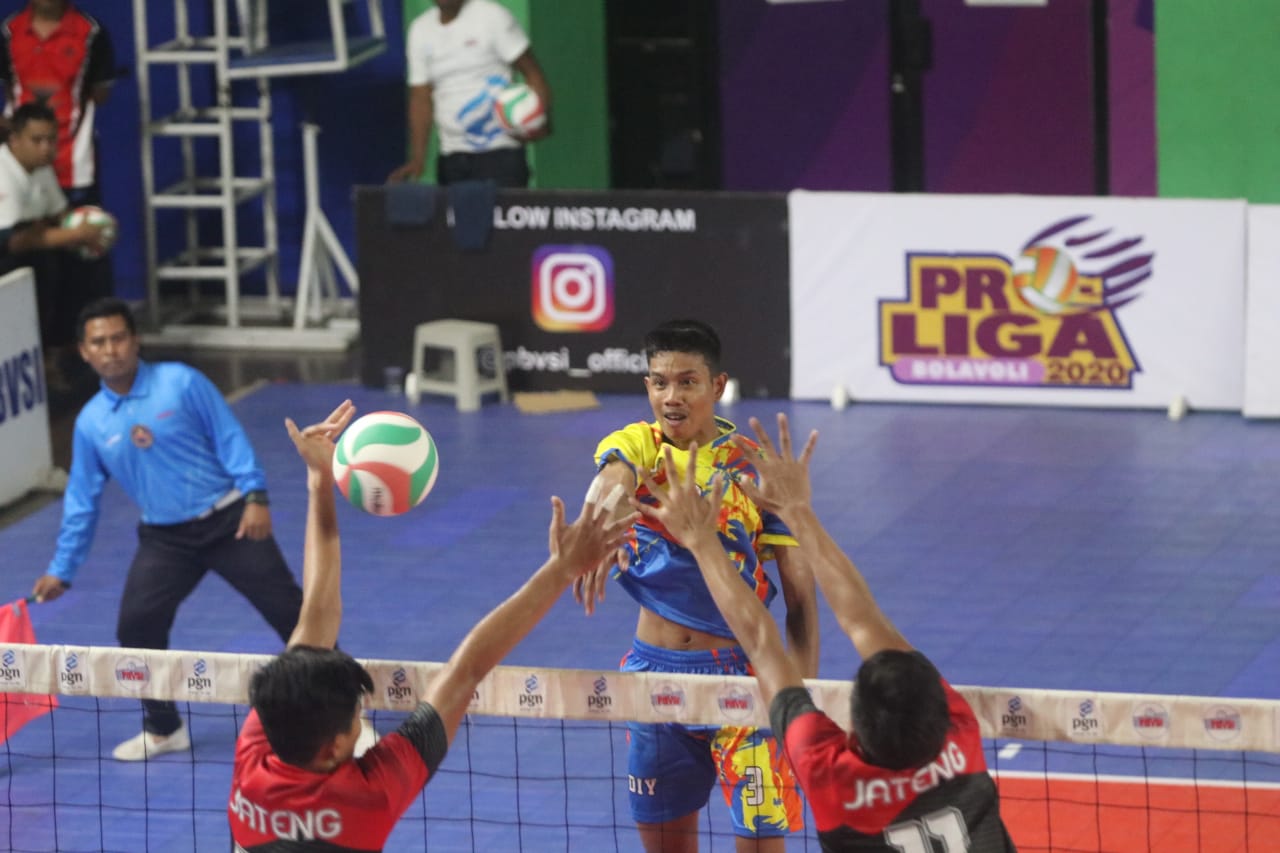 Pemain voli Yogyakarta (tengah) berusaha menyemas bola meski diblok dua pemain Jawa Tengah.