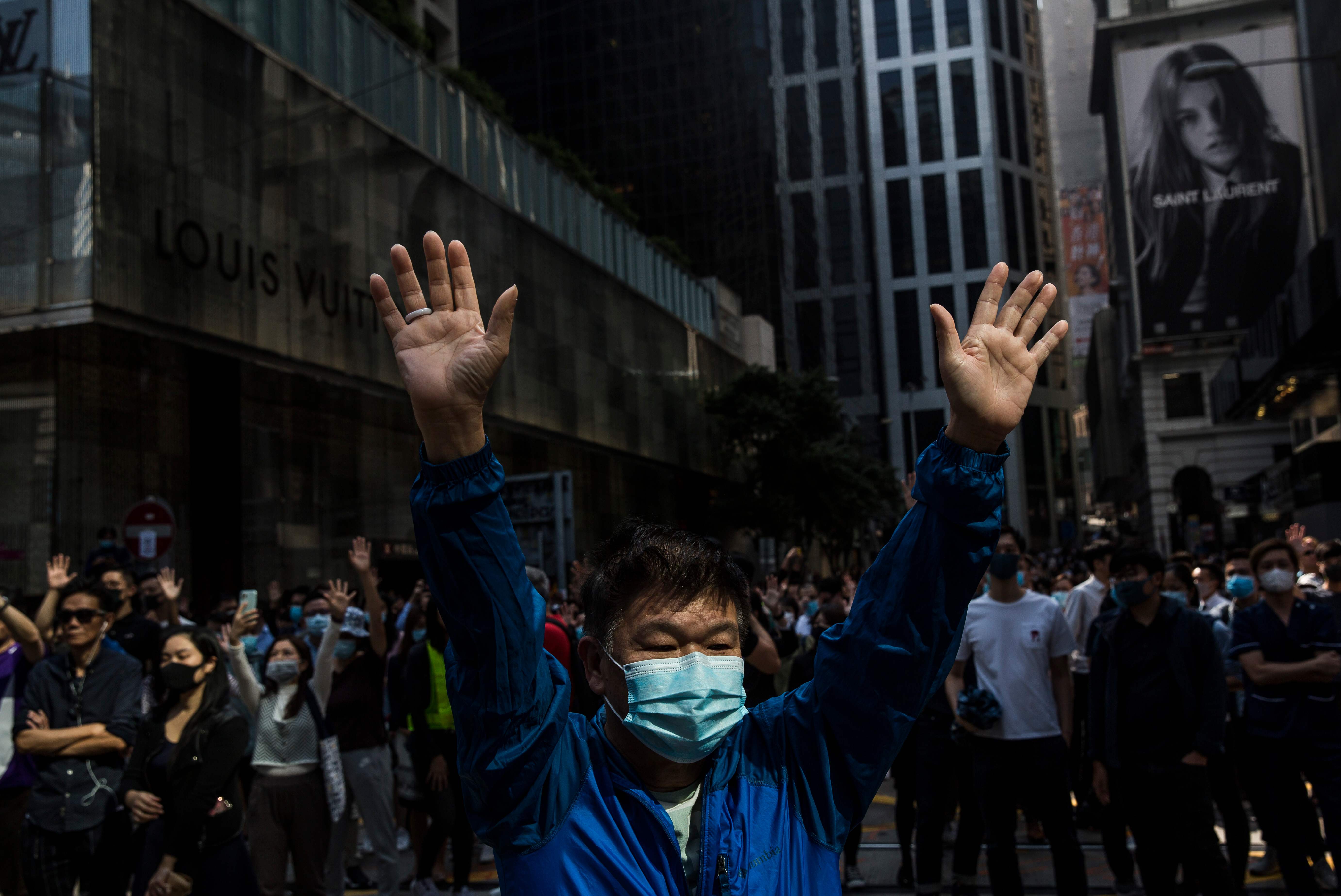 Para demonstran berkumpul di pusat Hong Kong, kemarin.