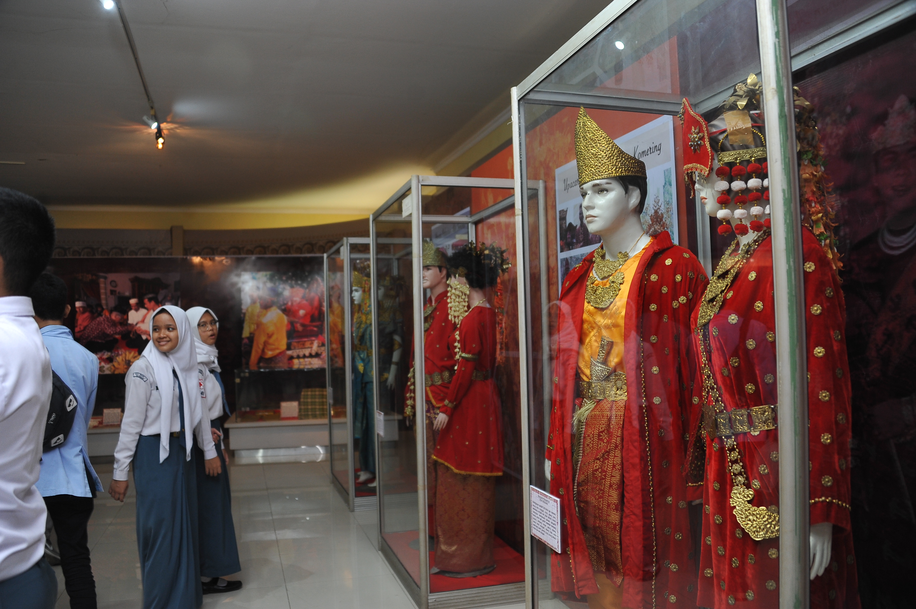 Sejumlah pelajar mengujungi pameran kain khas Sumsel di Museum Balaputra Dewa, Palembang