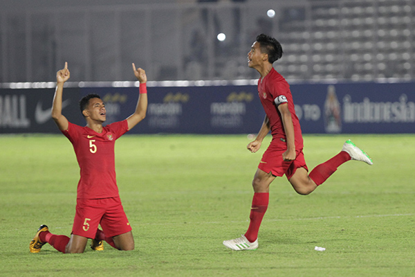  Pemain belakang Timnas Indonesia U19 Theo Fillo Numberi (5) melakukan selebrasi bersama David Maulana (kanan)