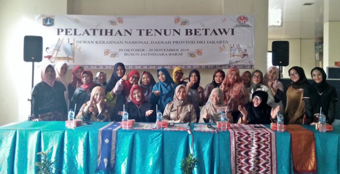 Pelatihan Tenun Motif Betawi di Rusun Jatinegara Barat, Jakarta. 