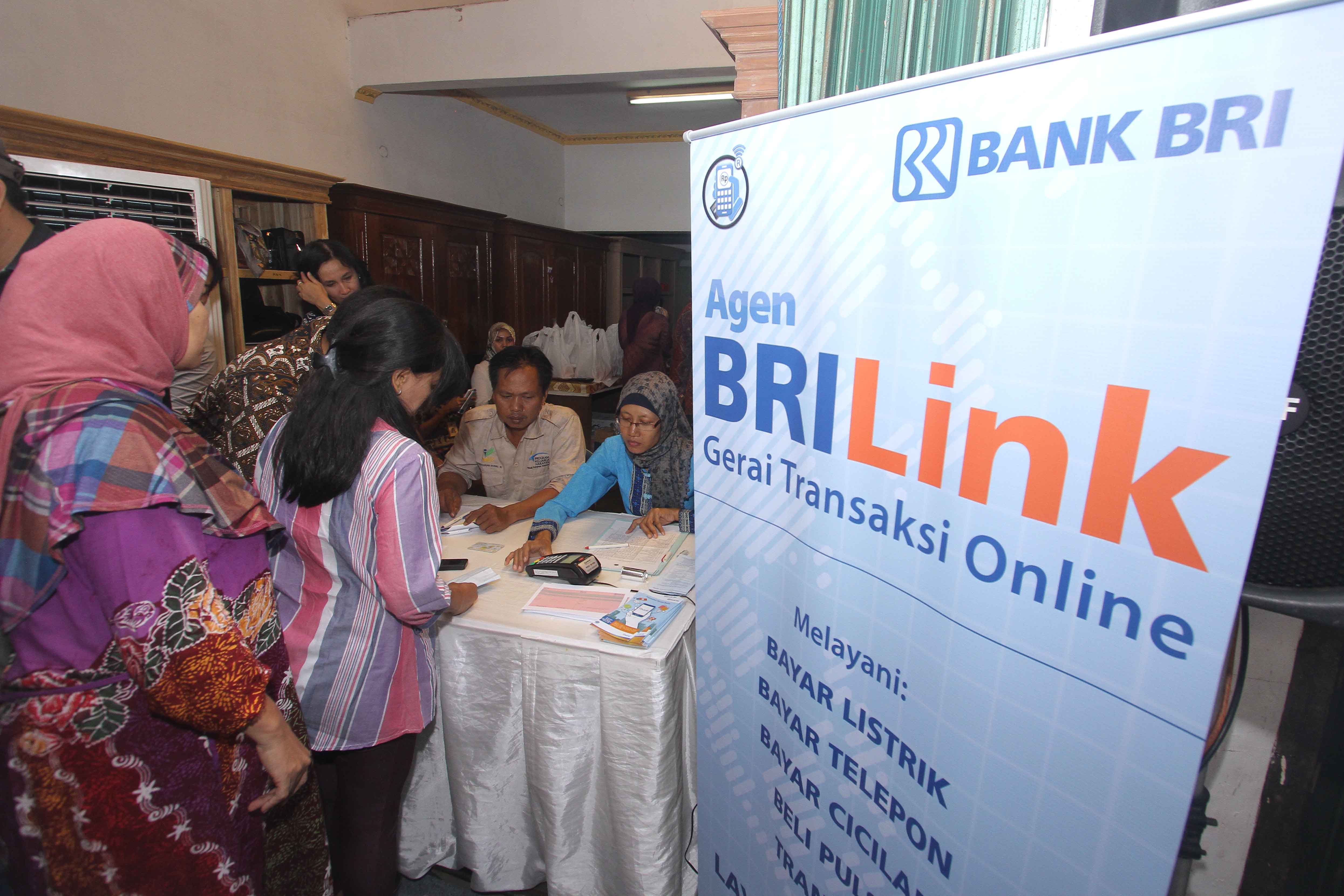  Sejumlah warga mengantri untuk bertransaksi di agen bank BRI Link 