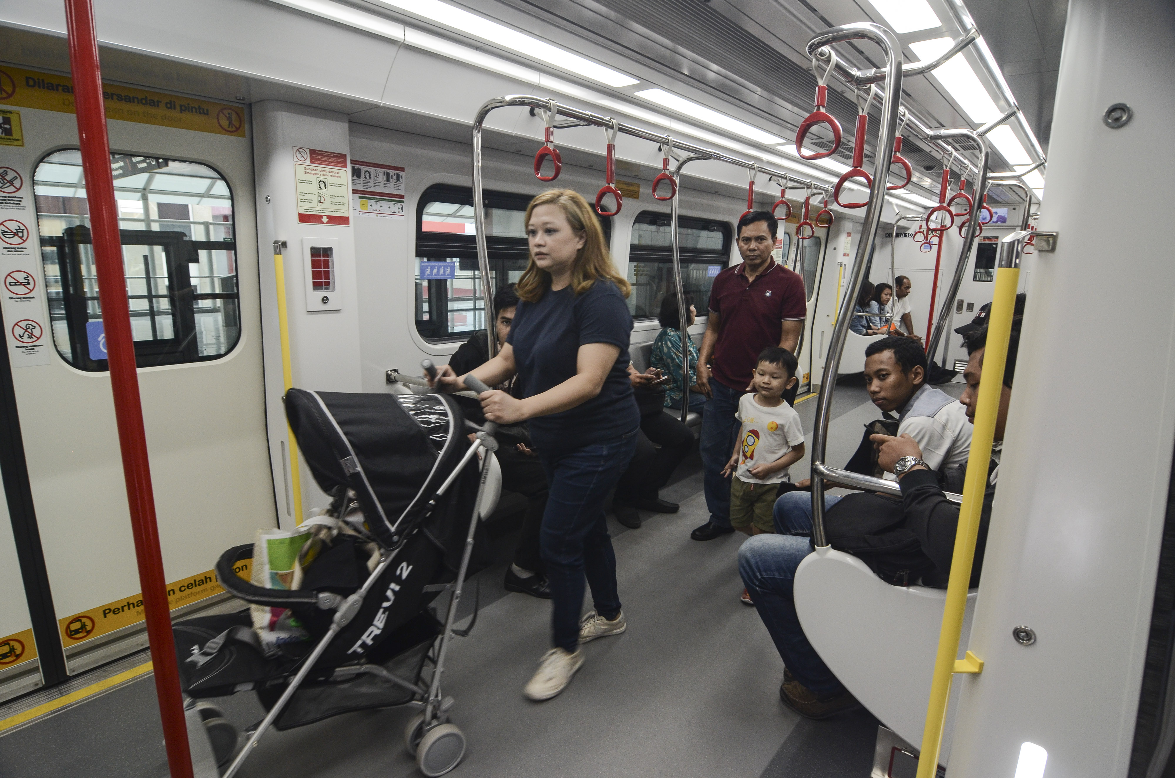 Warga menggunakan moda transportasi LRT Jakarta