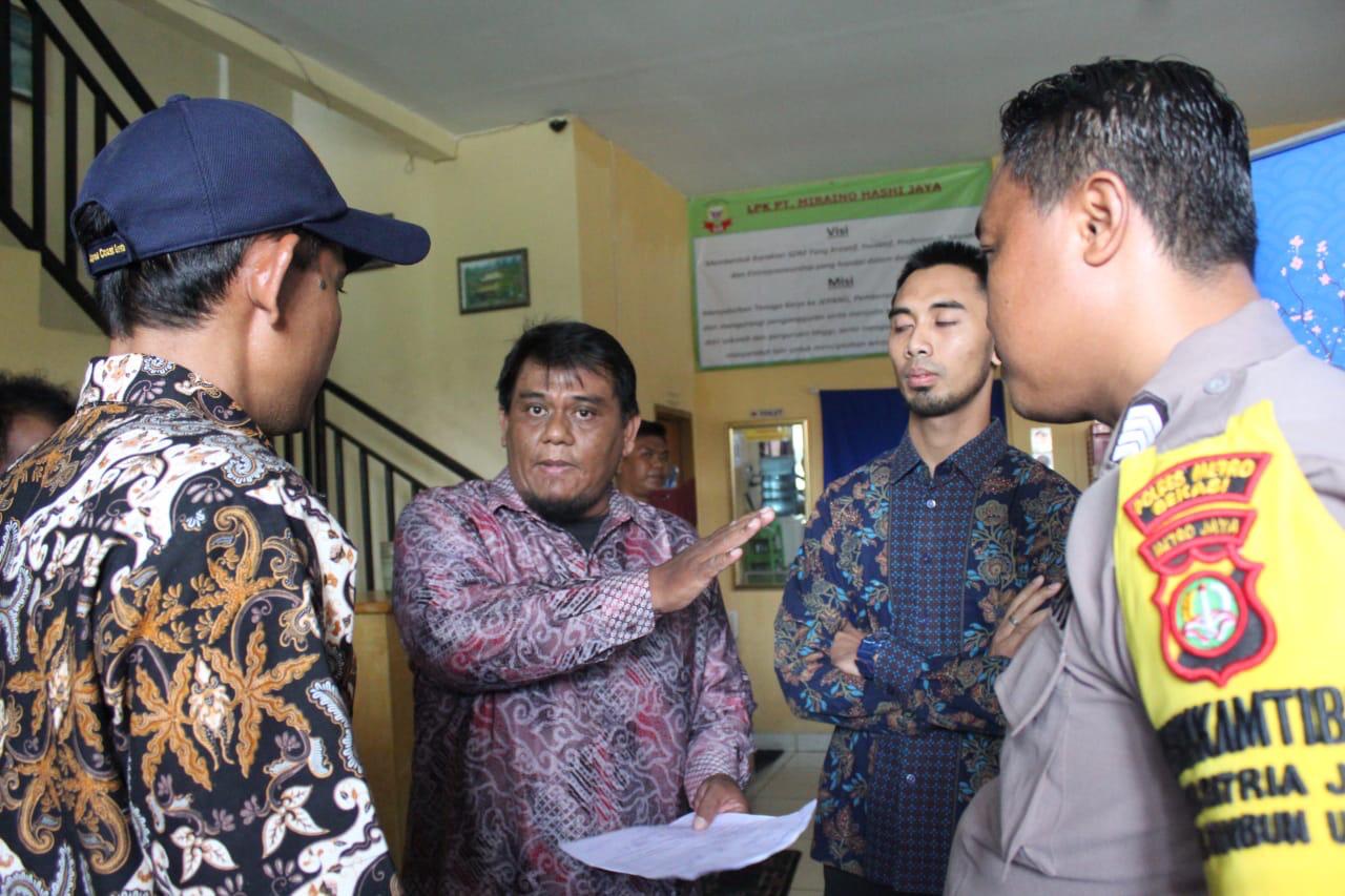 Warga mendatangi LPK PT. Mirahino Jaya yang diduga melakukan penipuan 