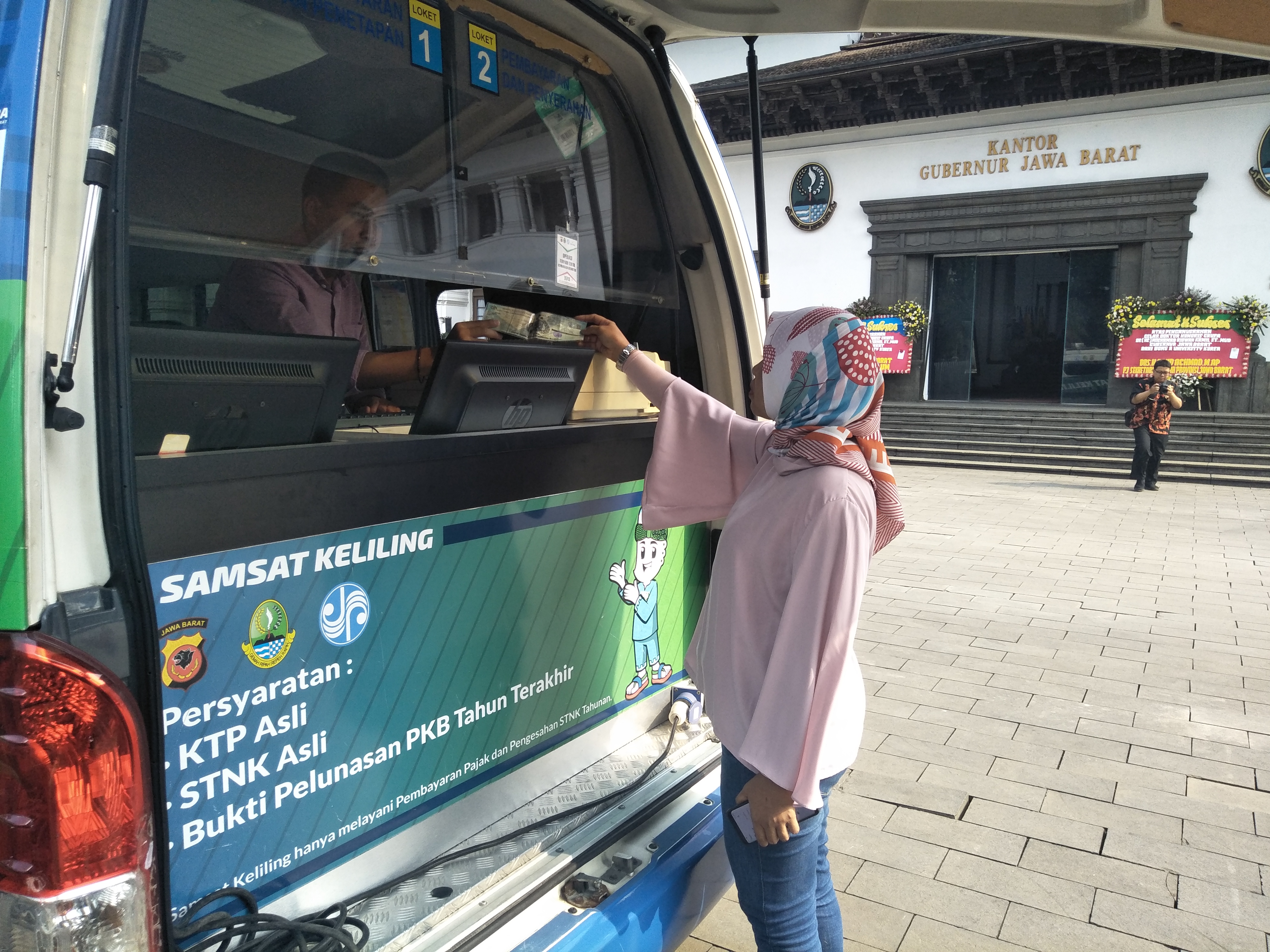 Warga membayar pajak kendaraan bermotor di e-samsat di gedung sate bandung