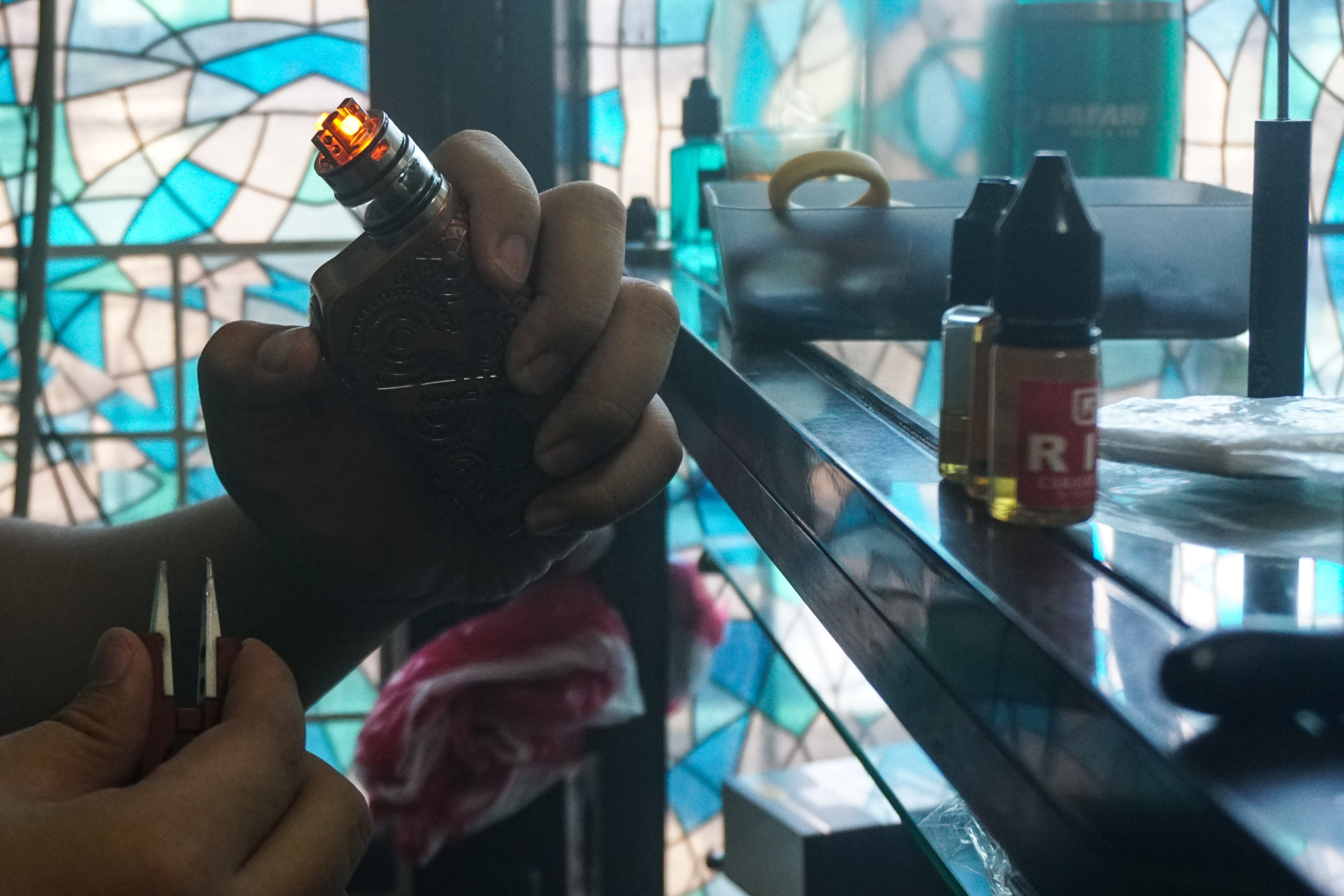 Seorang konsumen berada di sebuah toko vape di Manila, Filipina.