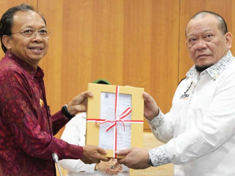 Gubernur Bali, I Wayan Koster (kiri) Menyerahkan RUU Provinsi Bali kepada Ketua DPD RI, AA Lanyalla Mattalliti (kanan).
