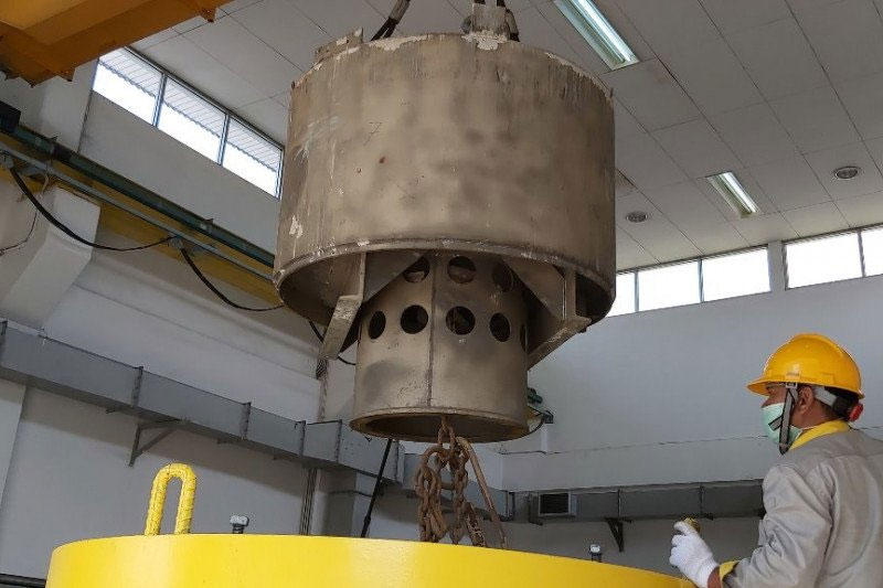   Limbah radioaktif berupa reflektor reaktor Triga Mark yang dipindahkan dari Bandung ke Pusat Teknologi Limbah Radioaktif  