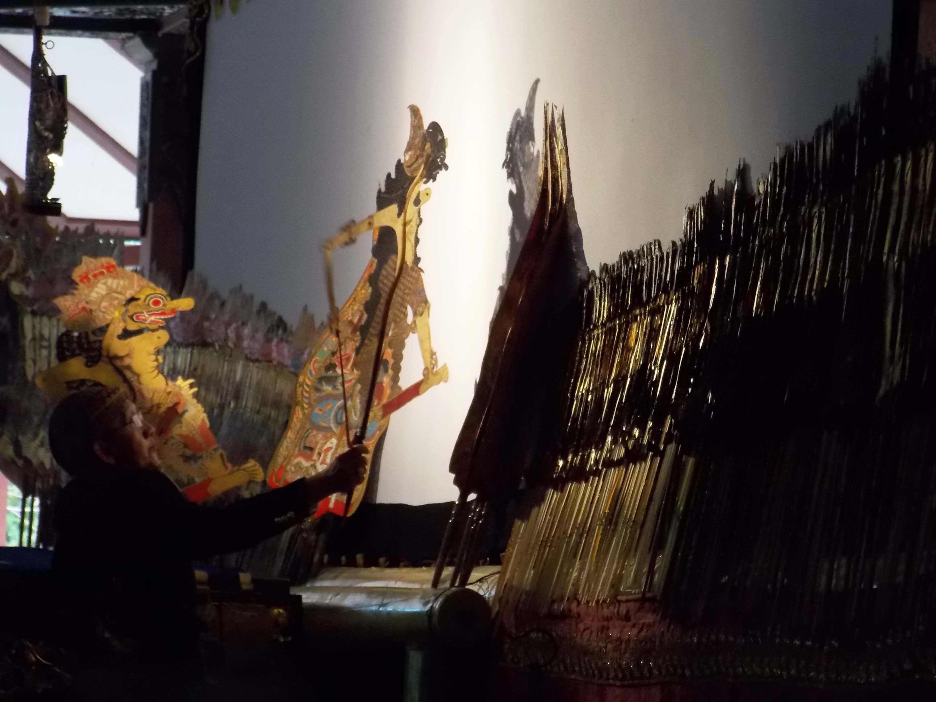 Pertunjukan wayang kulit dengan dalang Ki Manteb Soedharsono