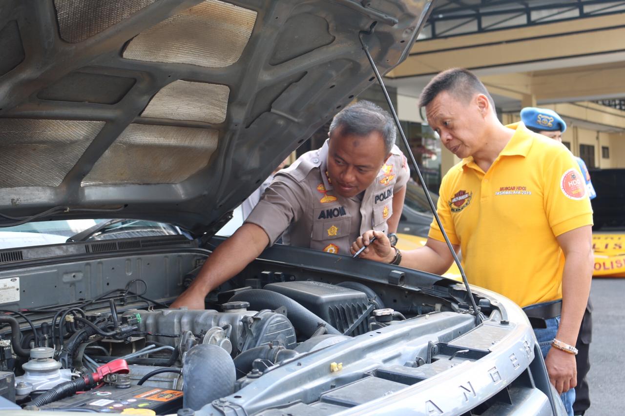  Kapolres Tasikmalaya Kota Ajun Komisaris Besar Anom Karibianto mengecek kendaraan operasional polisi. 
