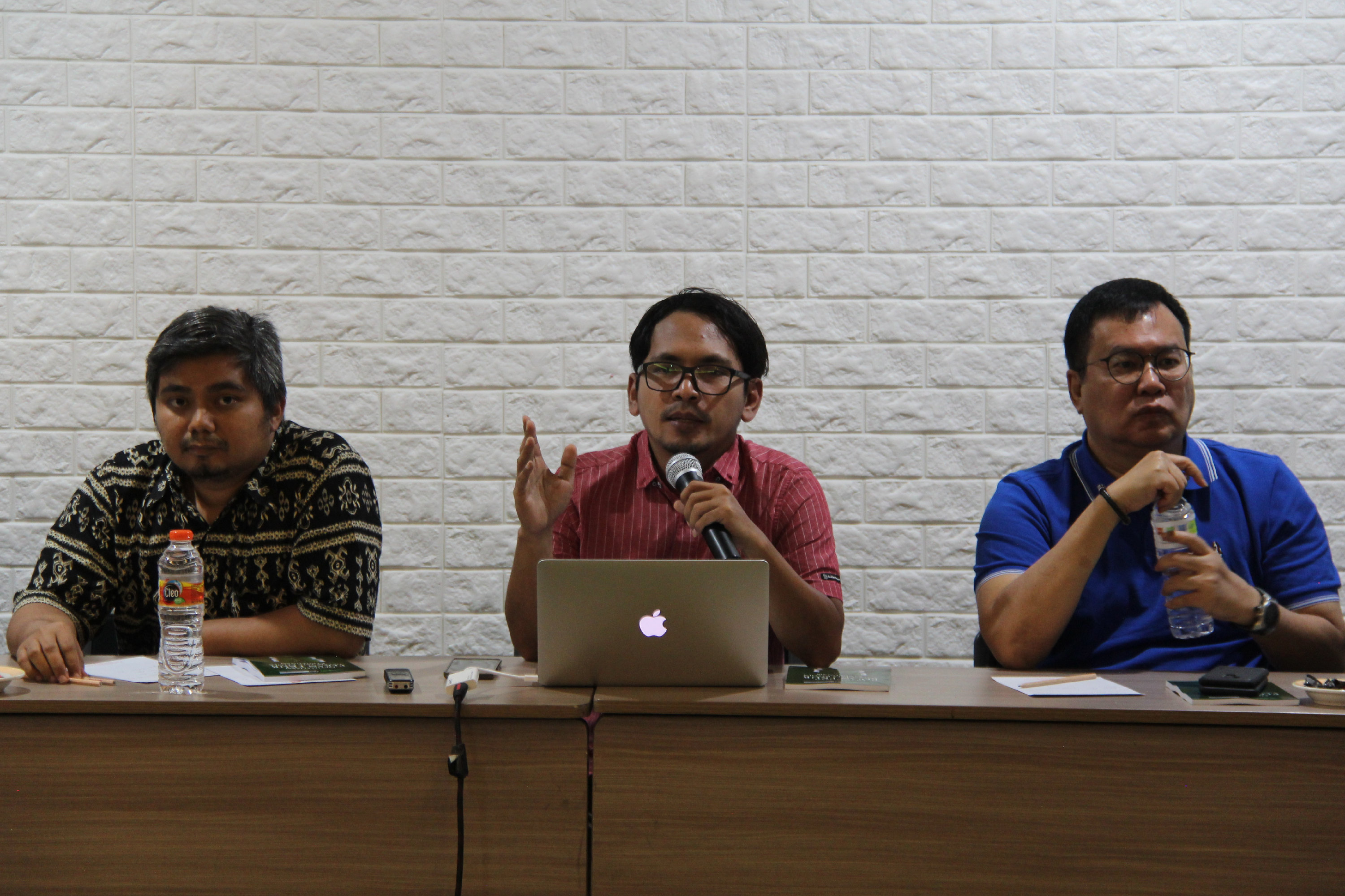  (Kiri-kanan) Ketua FKUB (Forum Kerukunan Umat Beragama) Kota Bogor Hasbulloh, Direktur Riset SETARA Institute Halili