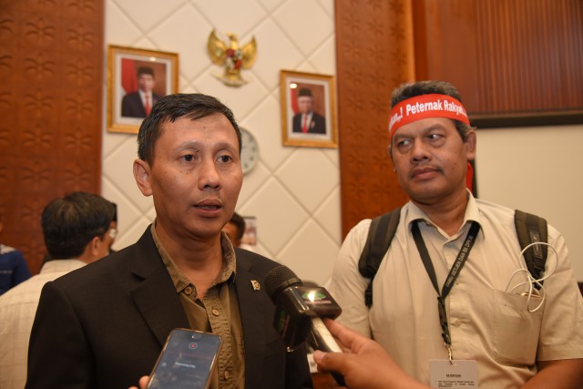 Anggota Komisi IV DPR RI Slamet bersama Ketua Pinsar Parjuni memberikan keterangan usai melkukan pertemuan. 