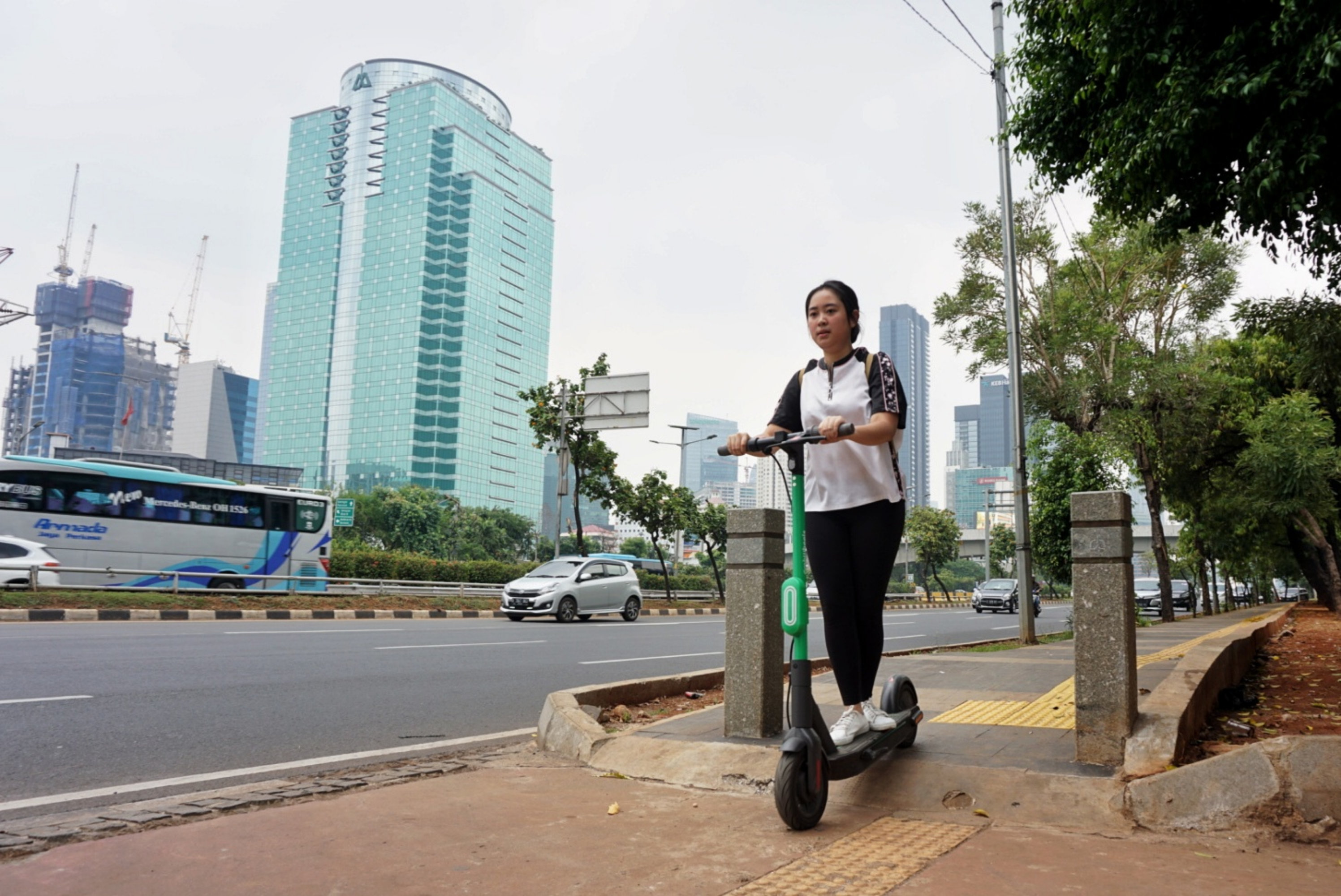 Seorang warga menggunakan skuter listrik Grab Wheels di Kawasan FX Sudirman, Jakarta Pusat, Rabu (13/11)