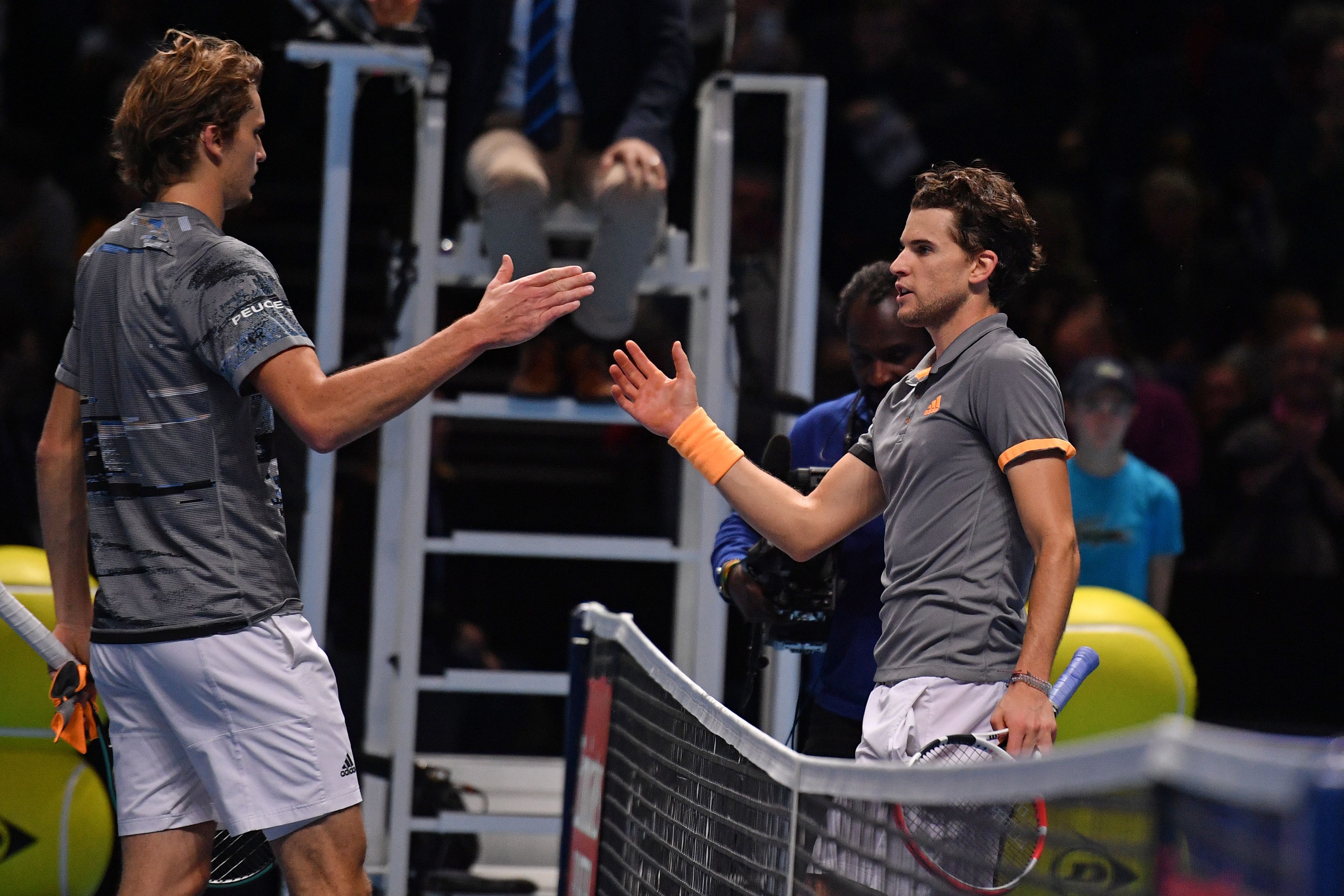 Petenis Austria Dominic Thiem mengalahkan Alexander Zverev (kiri) dengan straight set 7-5 dan 6-3 di O2 Arena, London, Sabtu (16/11/2019) 