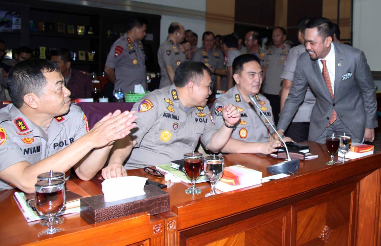 Wakil Ketua Komisi III DPR RI Sahroni beserta jajaran Polri saat raker, Rabu (20/11).