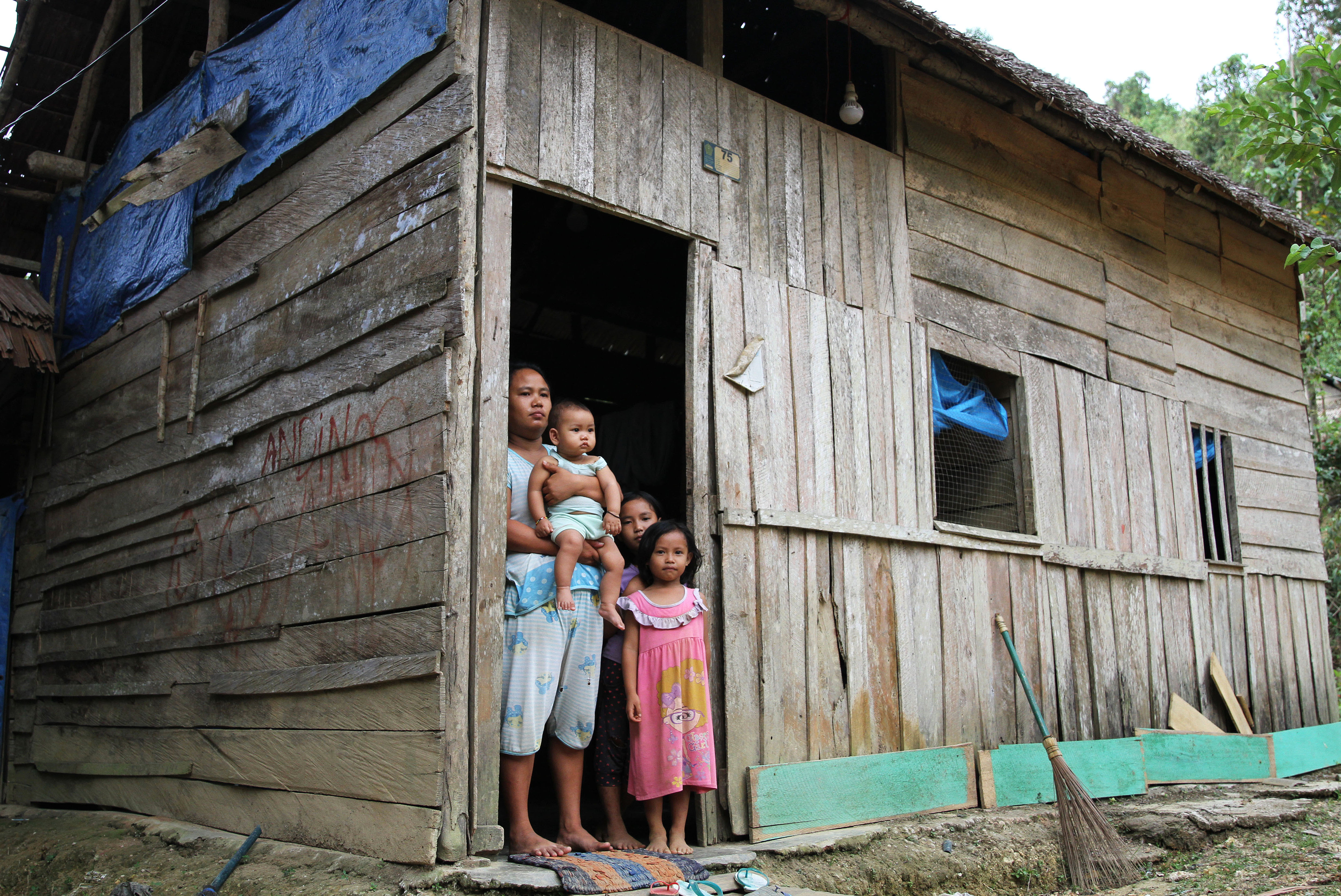  Warga Desa Andobeu Jaya, Kecamatan Anggomoare, Kabupaten Konawe hingga kini tidak pernah menerima dana desa. 