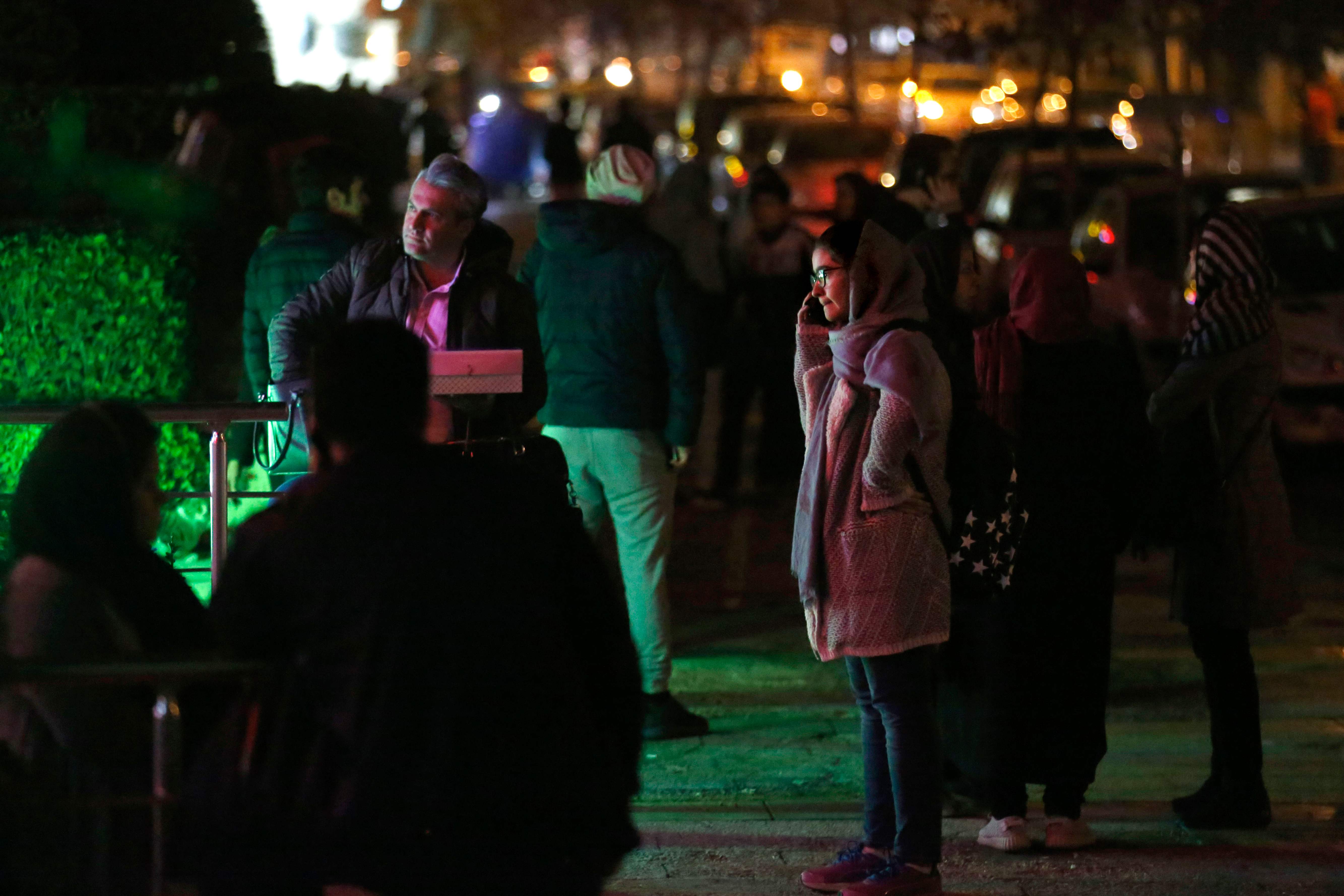 Iran diguncang gempa 5,9 magnitudo. Warga panik berhamburan keluar rumah. Laporan terakhir gempa menyebabkan 5 orang tewas.