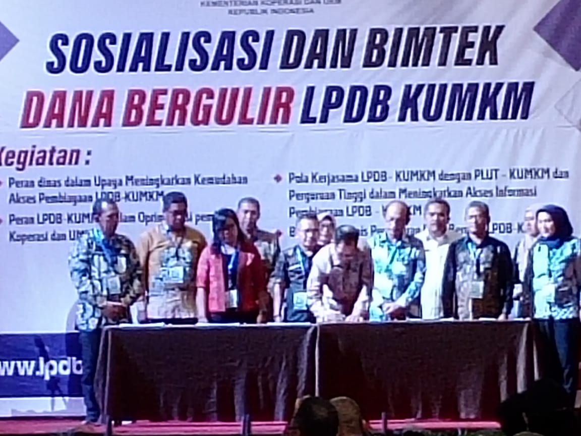 Penandatanganan nota kesepahaman LPDB Kemen KUKM dengan enam universitas di Batam, Rabu (13/11).