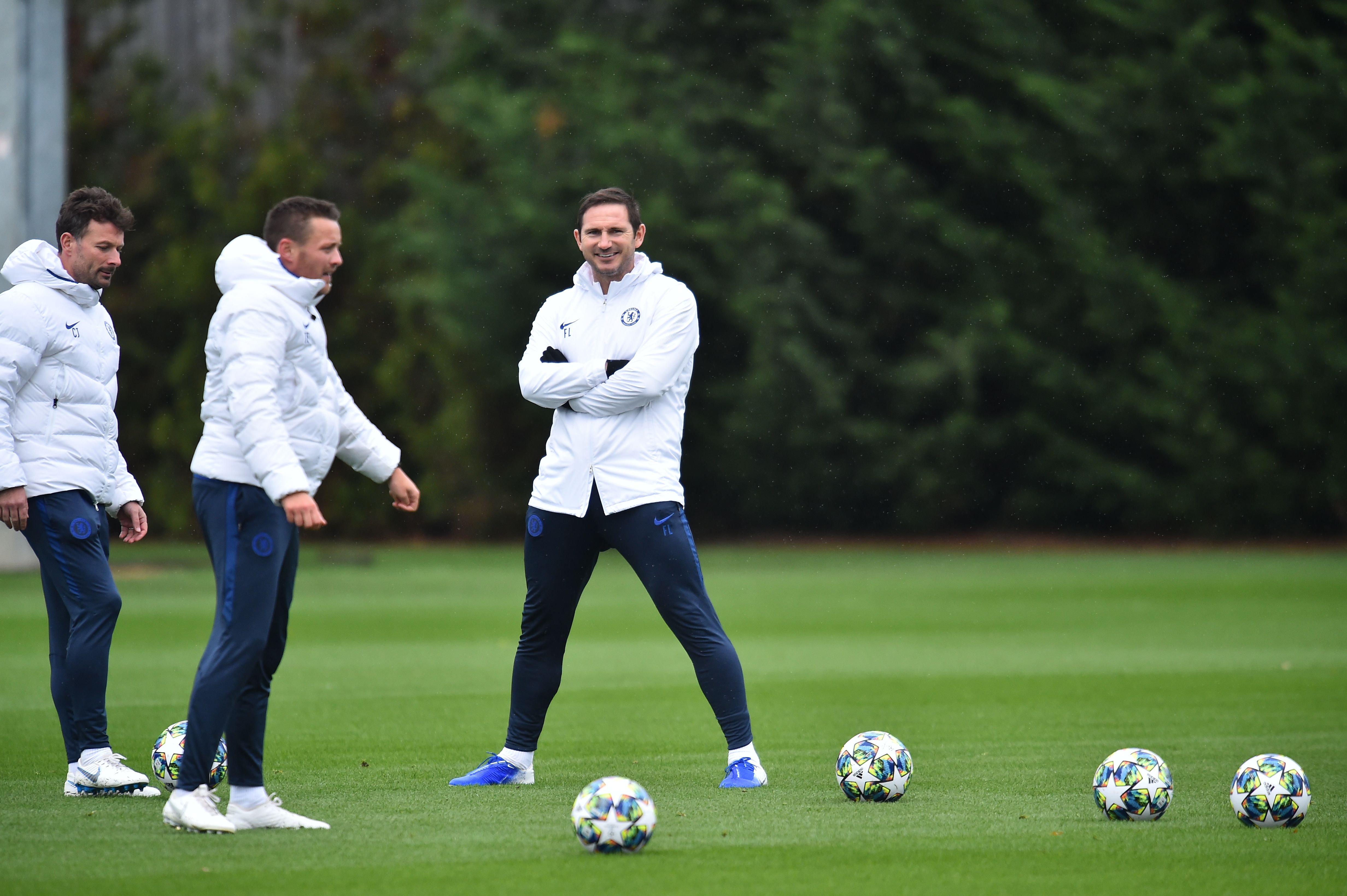 Manajer Chelsea Frank Lampard saat memandu latihan anak asuhnya.