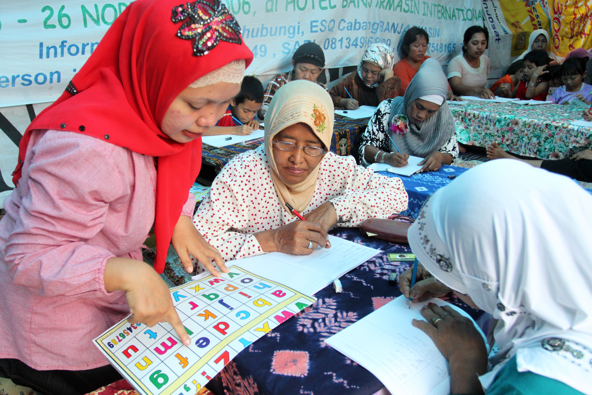 Sekelompok orang dewasa mengikuti program percepatan pengentasan buta aksara di Banjarmasin, Kalsel, Kamis (17/1)
