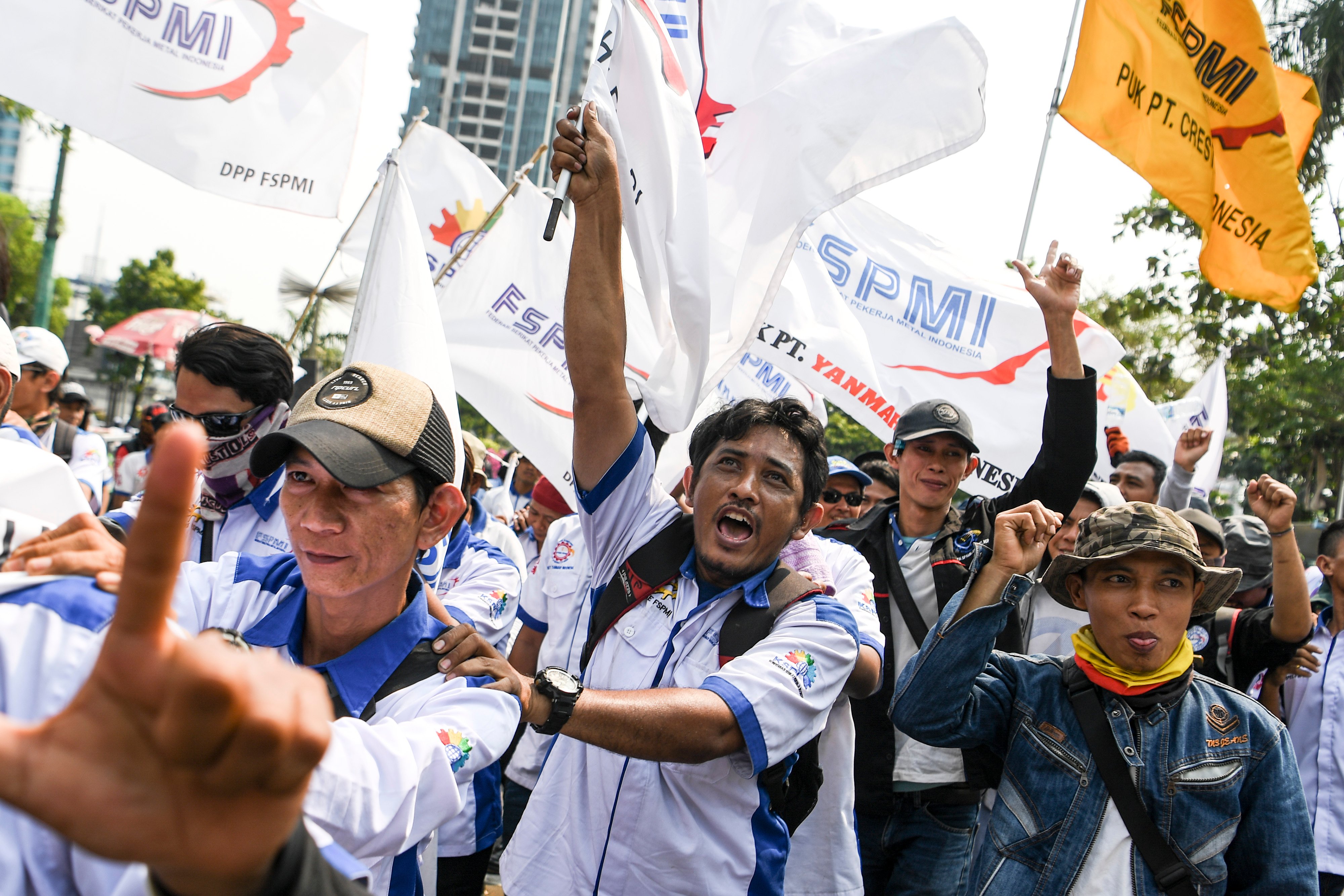 Sejumlah buruh yang tergabung dalam Konfederasi Serikat Pekerja Indonesia (KSPI) melakukan aksi unjuk rasa di depan Kementerian Tenaga Kerja