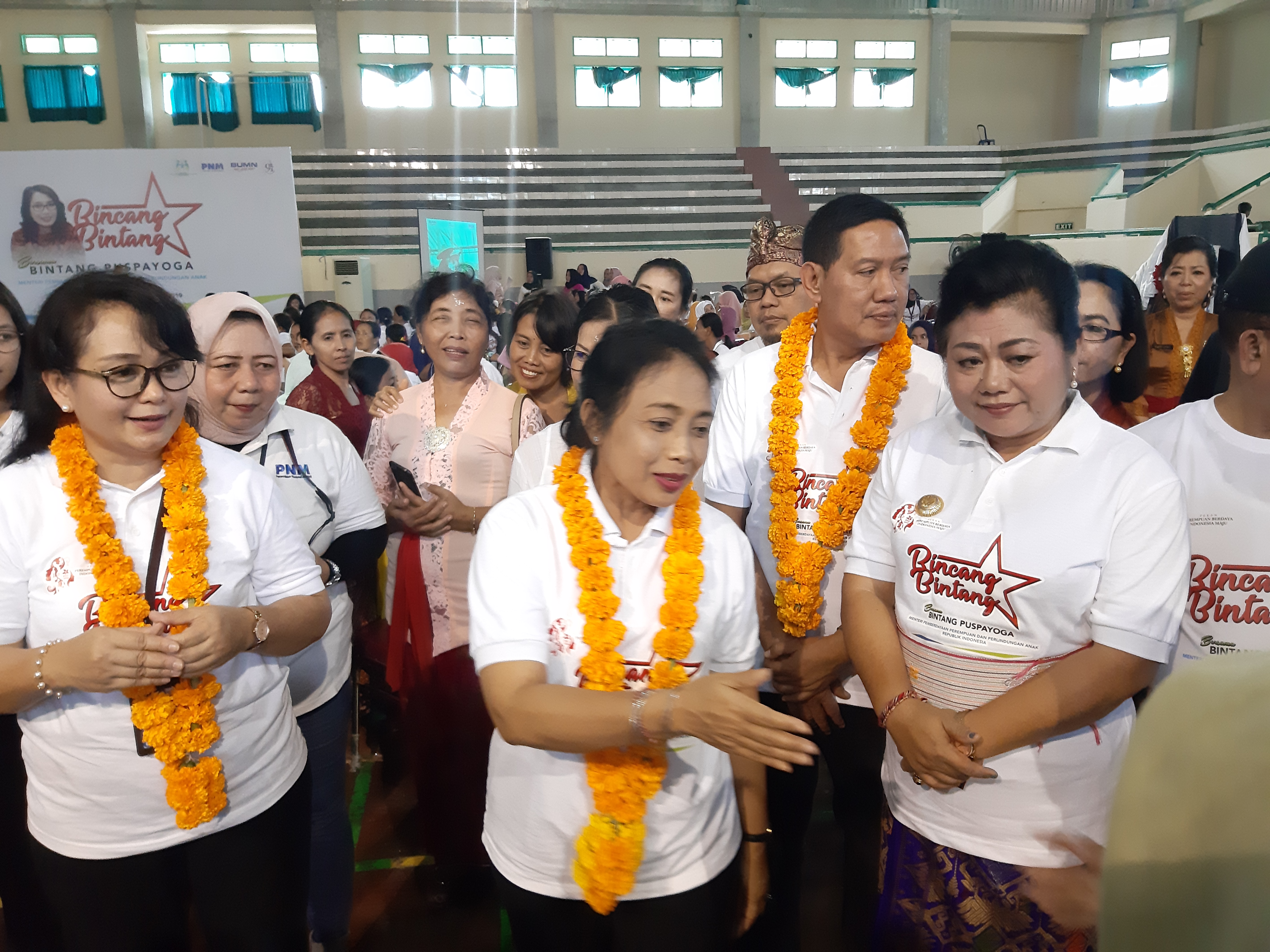 Menteri Pemberdayaan Perempuan dan Perlindungan Anak Bintang Puspayoga berdialog dengan warga Karang Asem, Bali. Sabtu (30/11).