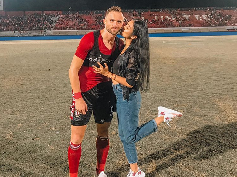 Ilija Spasojevic bersama istrinya Lelhy Arief