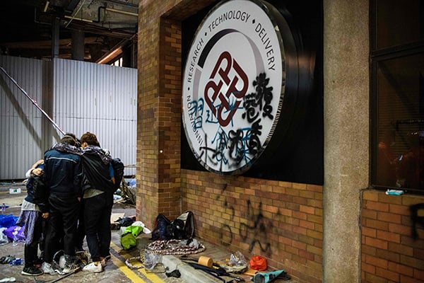 Demonstran Hong Kong Bertahan di Kampus