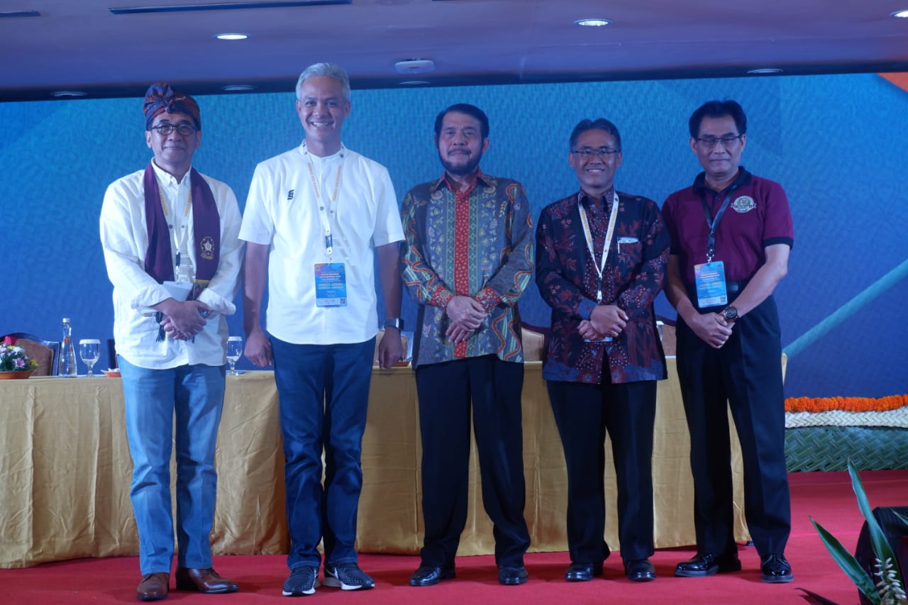 KETUA Mahkamah Konstitusi Anwar Usman (tengah).