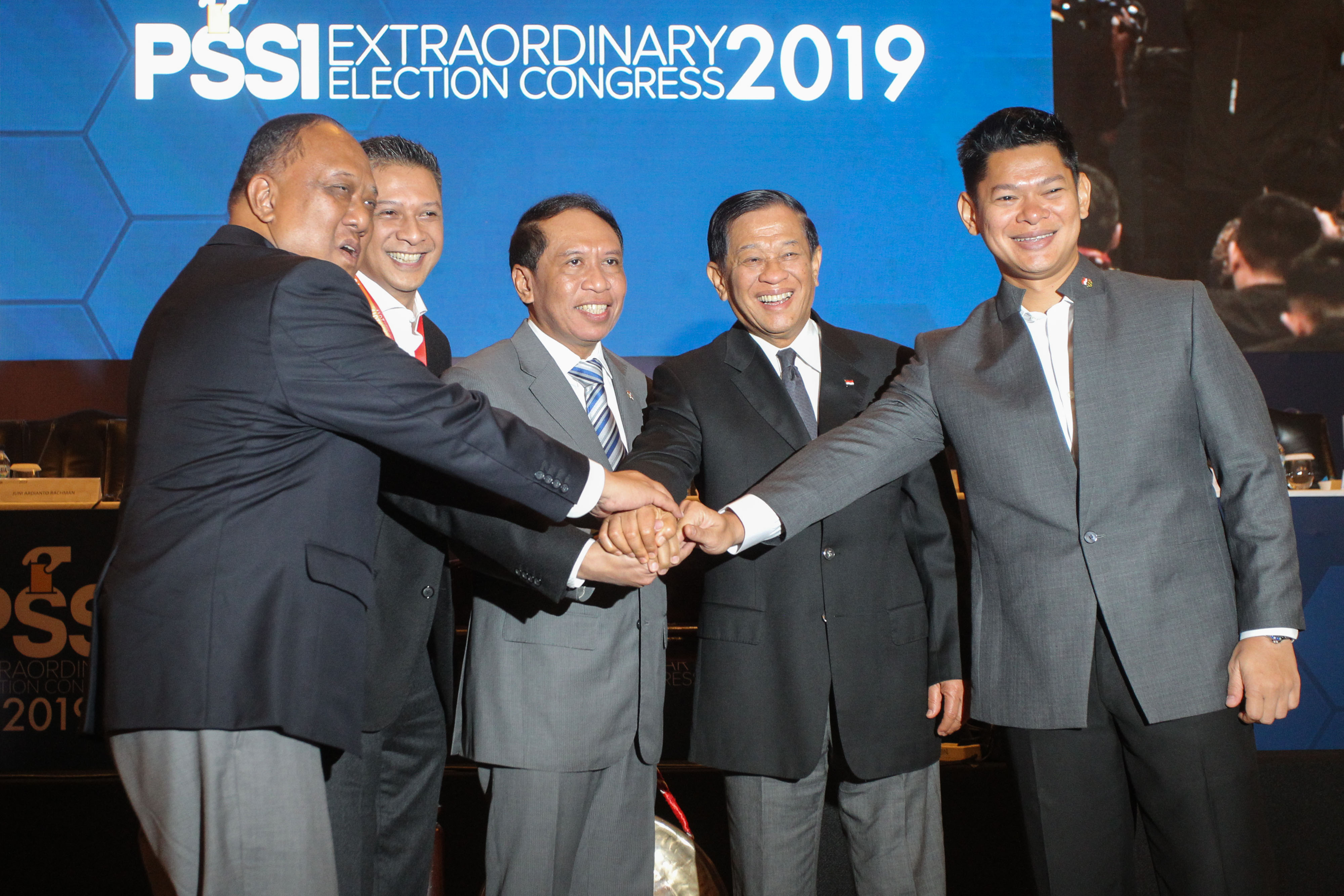 Menpora Zainudin Amali (tengah) berpose saat pembukaan KLB PSSI, Sabtu (2/11).