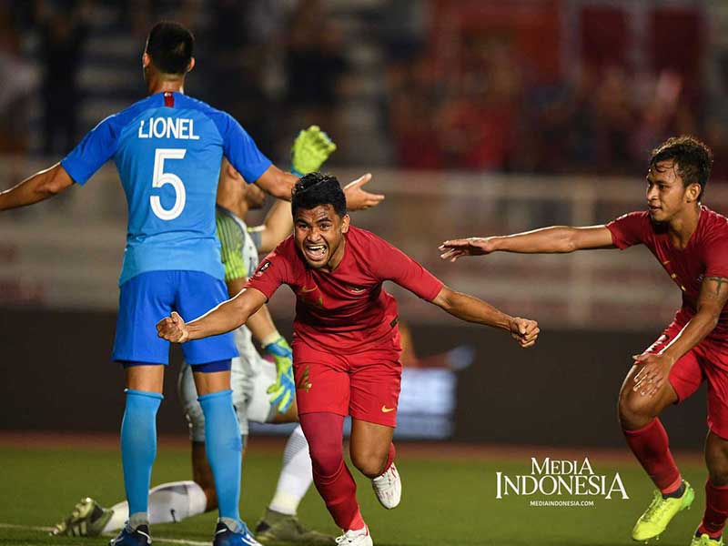 Pemain Timnas U-22 Indonesia Asnawi Mangkualam Bahar (tengah) melakukan selebrasi bersama Osvaldo Haay usai mencetak gol ke gawang Singapura