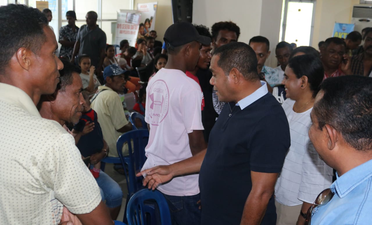 Bupati Flores Timur Antonius Gege Hadjon (berbaju biru tua) bertemu warganya yang merantau di Kalimantan Utara