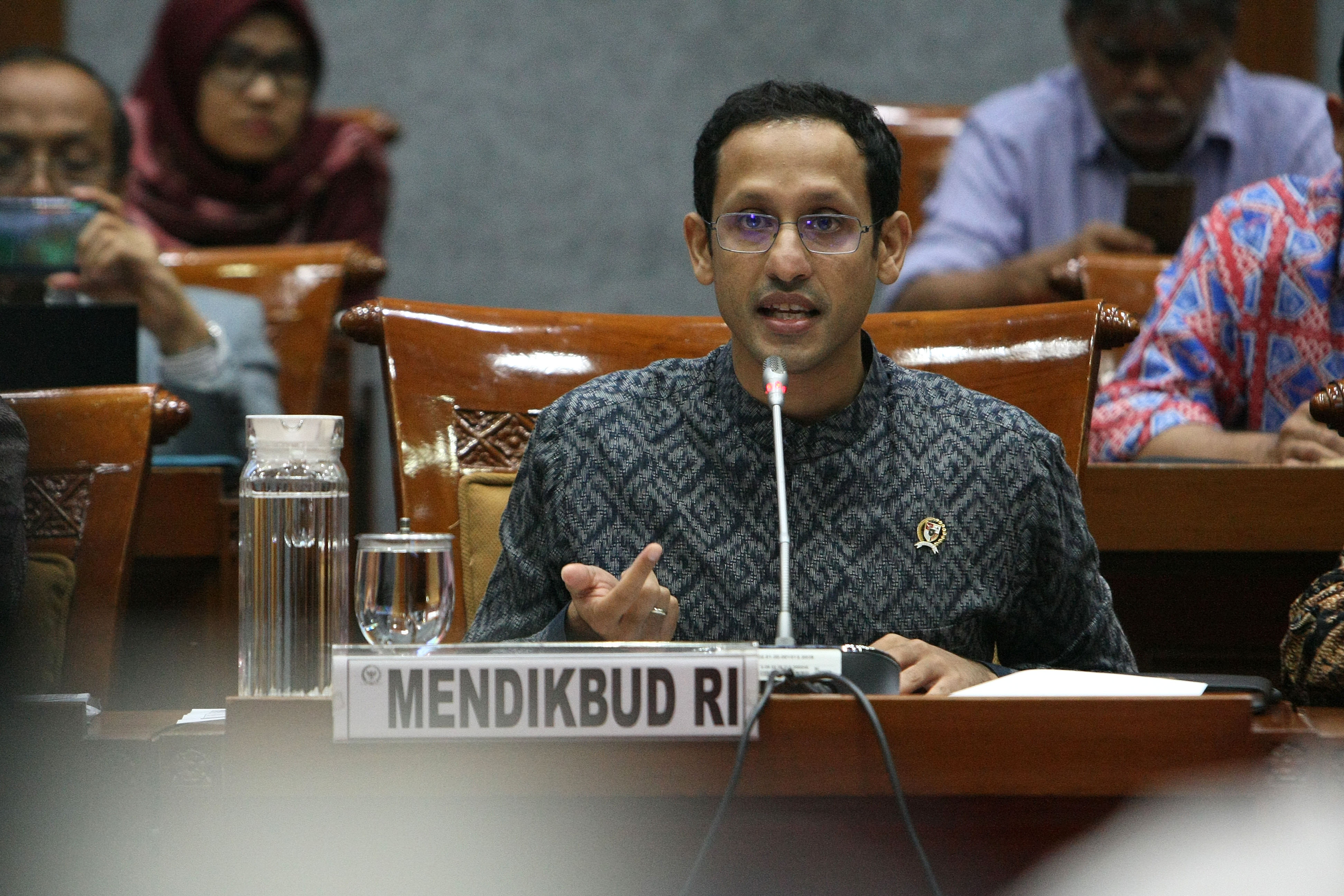  Menteri Pendidikan dan Kebudayaan Nadiem Makarim meyampaikan pemaparan saat mengikuti rapat kerja dengan Komisi X DPR di Kompleks Parlemen 