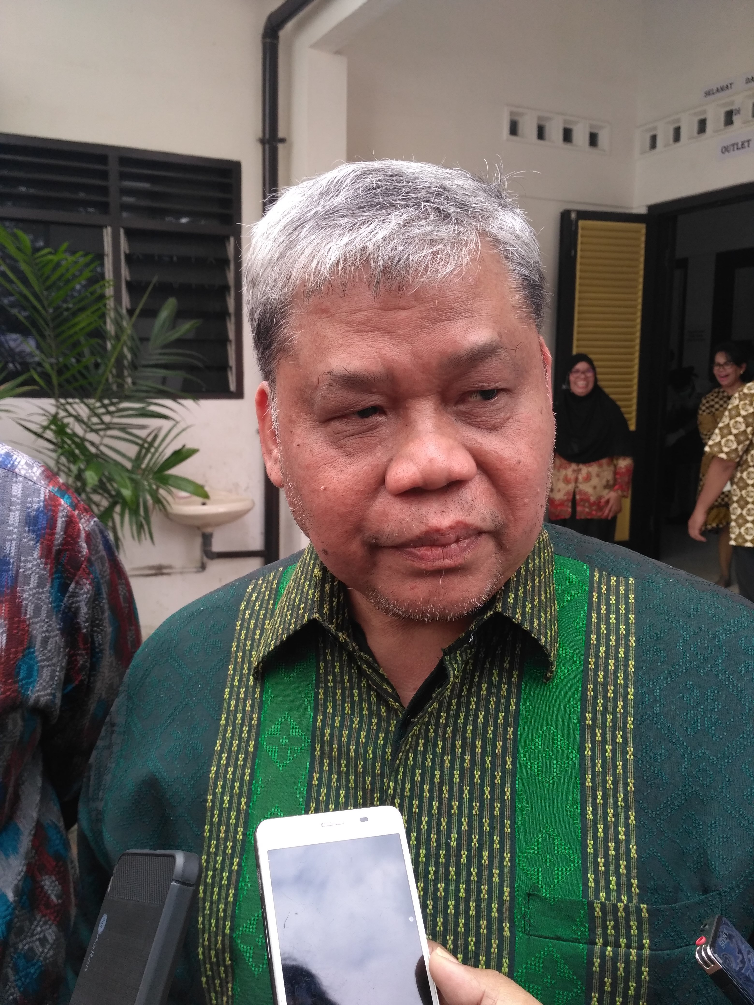 Dirjen Kelembagaan Iptek dan Dikti, Kemenristek Dikti, Patdono Suwignjo, diwawancarai wartawan. 