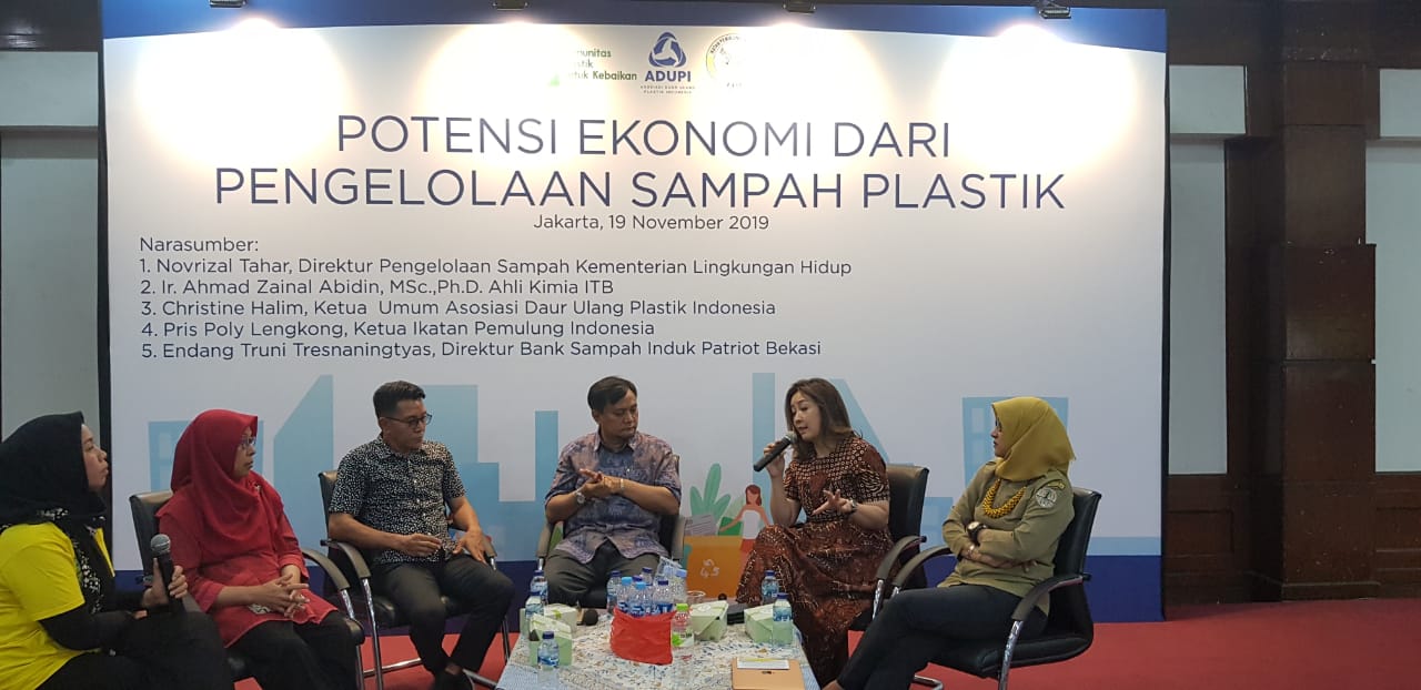 diskusi publik bertema “Potensi Ekonomi Dari Pengelolaan Sampah Plastik” yang diadakan Komunitas Plastik Untuk Kebaikan di Jakarta