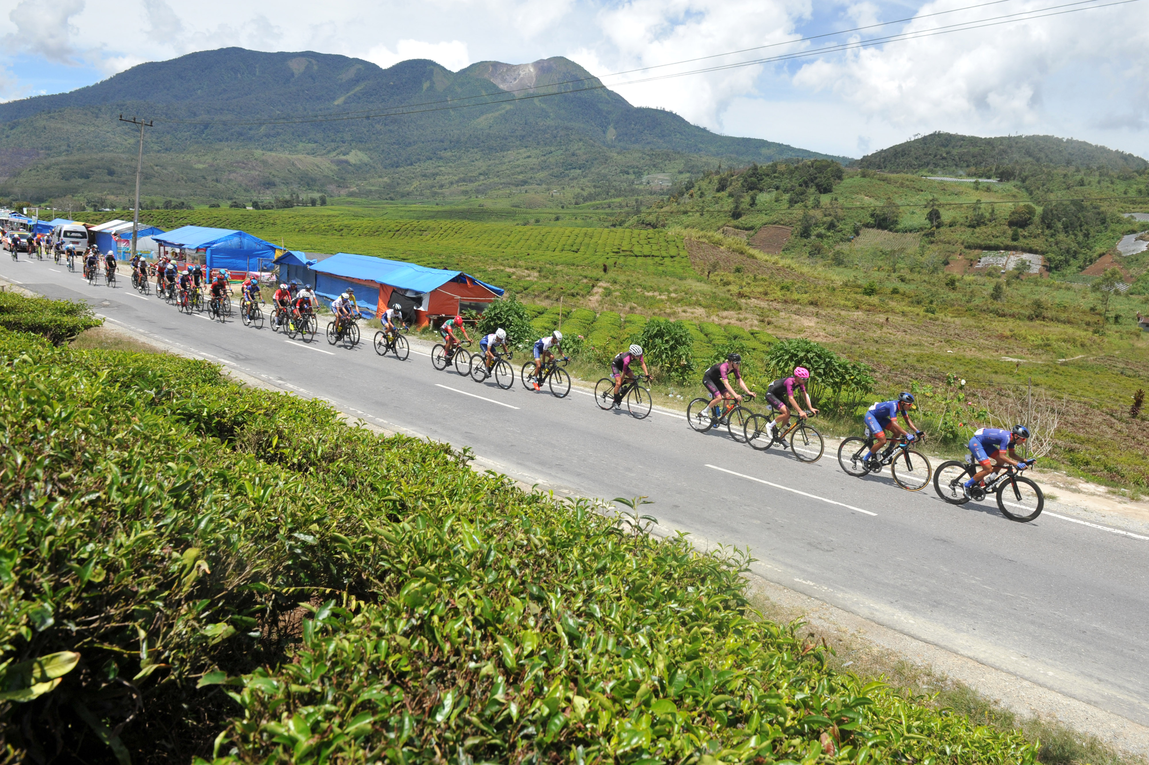  Sejumlah pembalap beradu cepat pada etape keenam Tour de Singkarak (TdS) 2019 di Kabupaten Solok, Sumatera Barat, Kamis (7/11/2019)