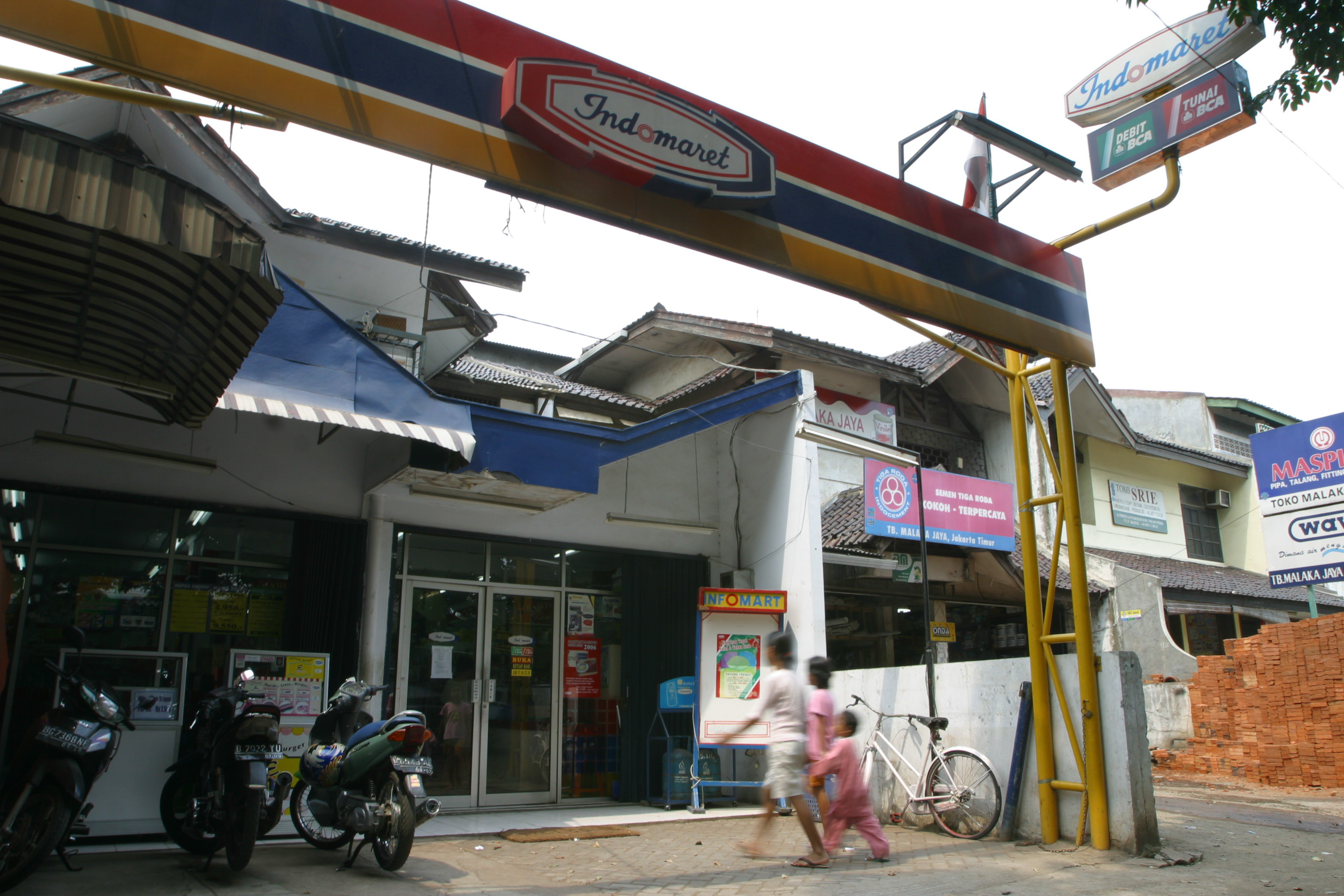 Suasana mini market Indomaret di Pondok Kopi, Jakarta Timur.
