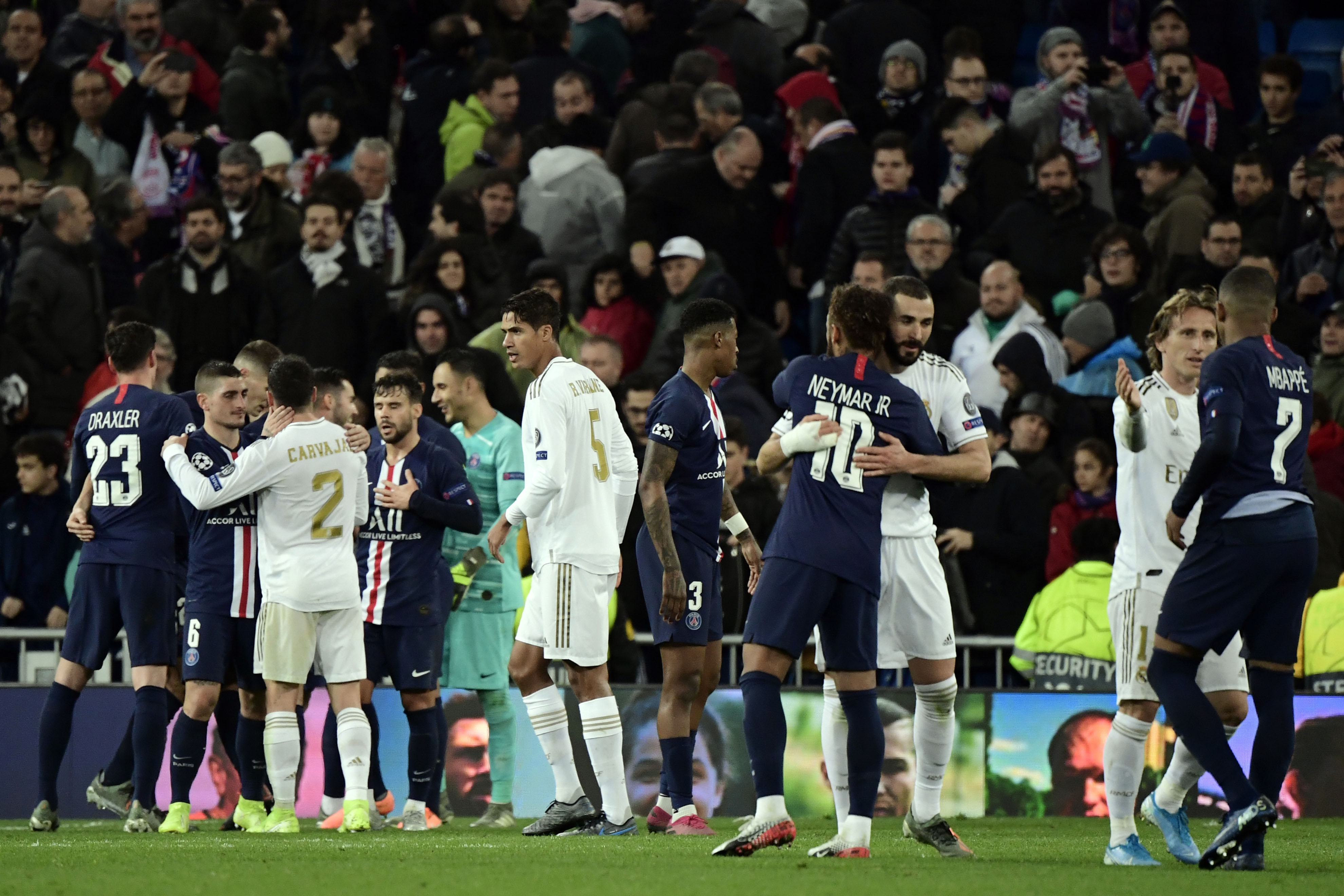 Real Madrid bermain imbang melawan Paris Saint Germain, 2-2. Real Madrid melaju ke babak 16 besar Liga Champions.