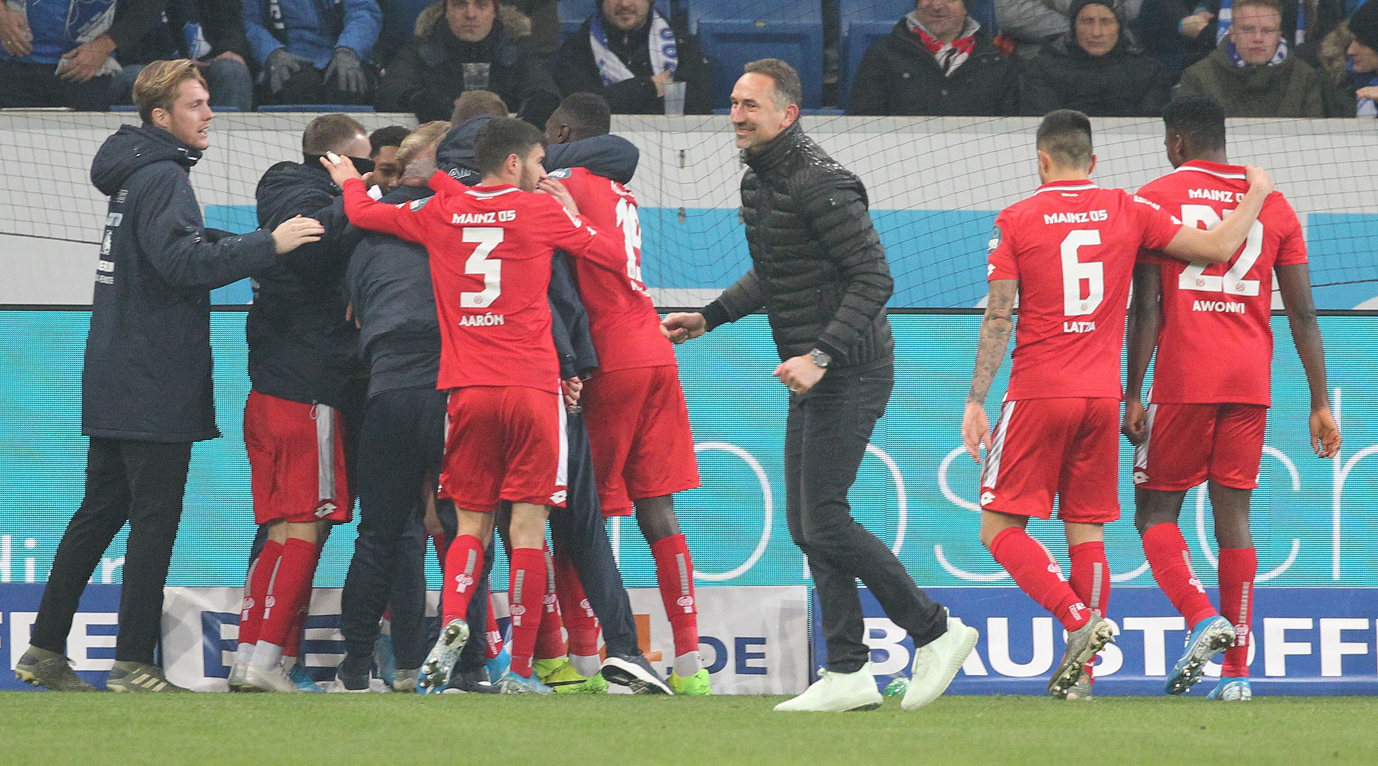 Para pemain Mainz merayakan gol keempat mereka ke gawang Hoffenheim