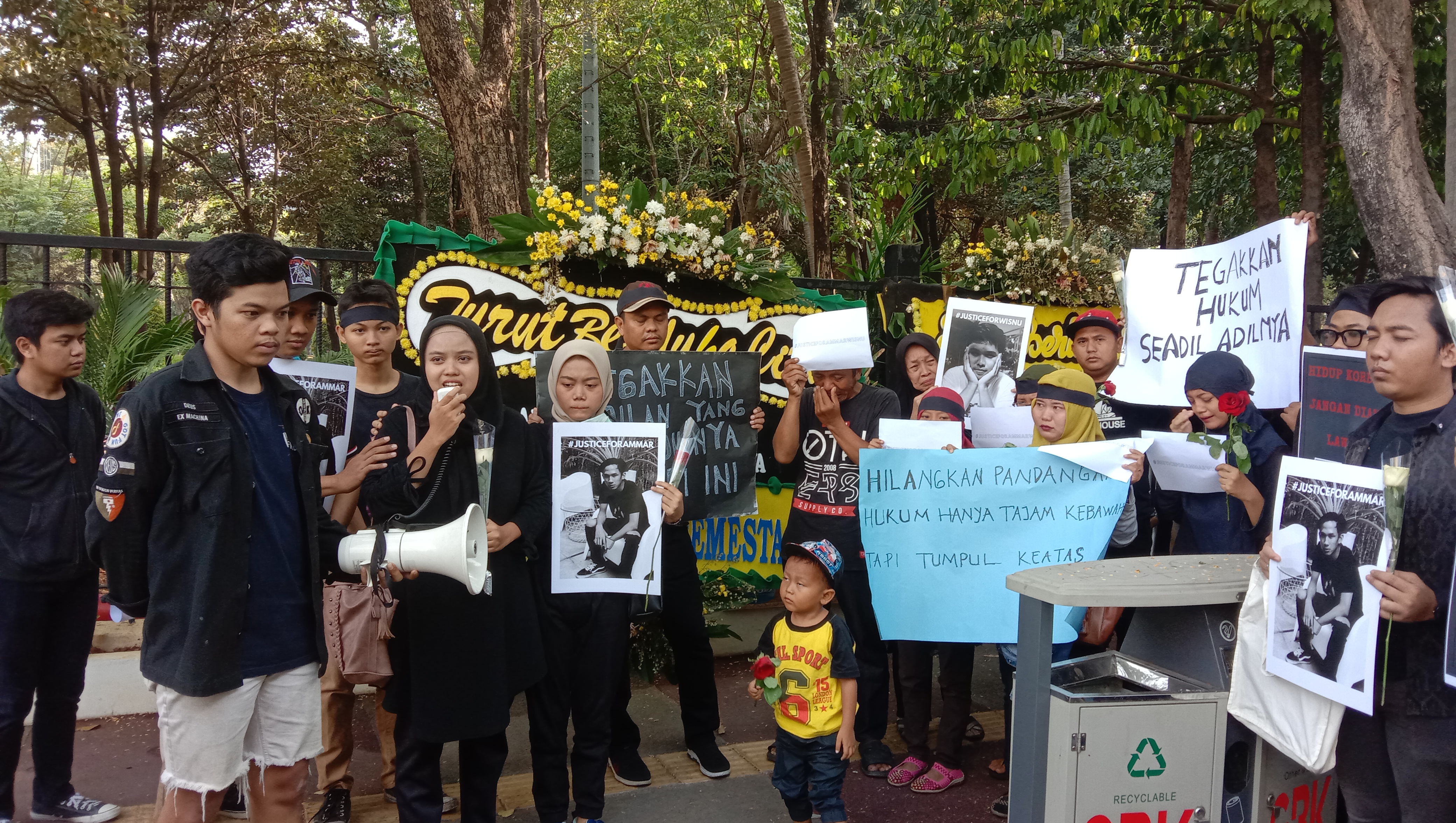 Keluarga korban tabrakan skuter llistrik menggelar tabur bunga dan unjuk rasa di lokasi kejadian