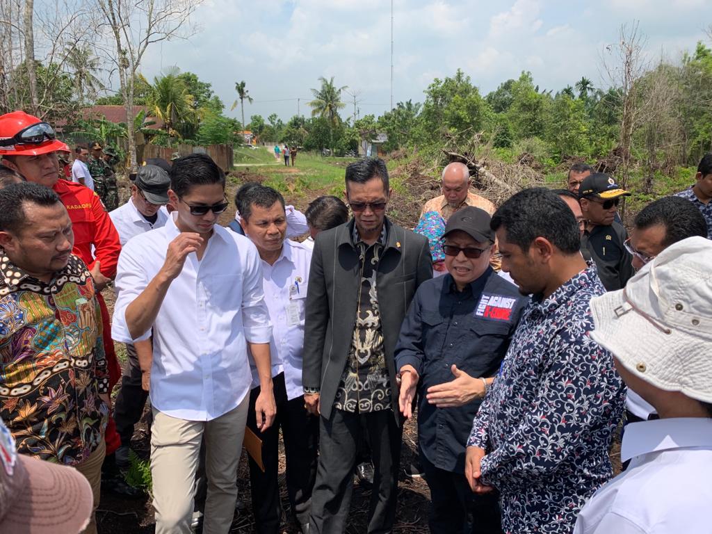 Direktur Jenderal Penegakan Hukum LHK, Rasio Ridho Sani (pakai topi) memberi penjelasan penegakan hukum karhutla.   